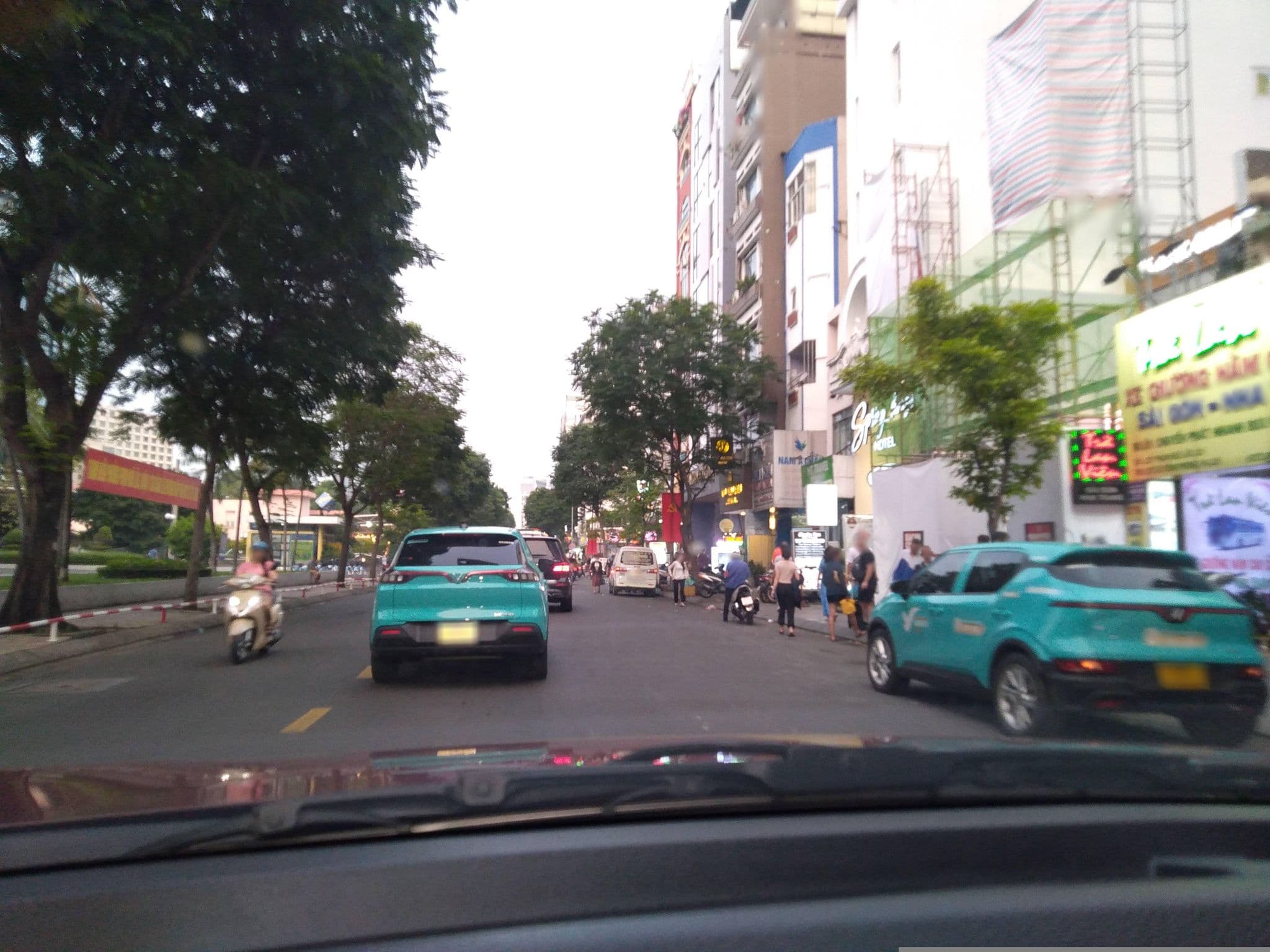 Street view near Vy Khanh Guesthouse, Quận Ba — © sg_front_1 (CC BY-SA · Mapillary)