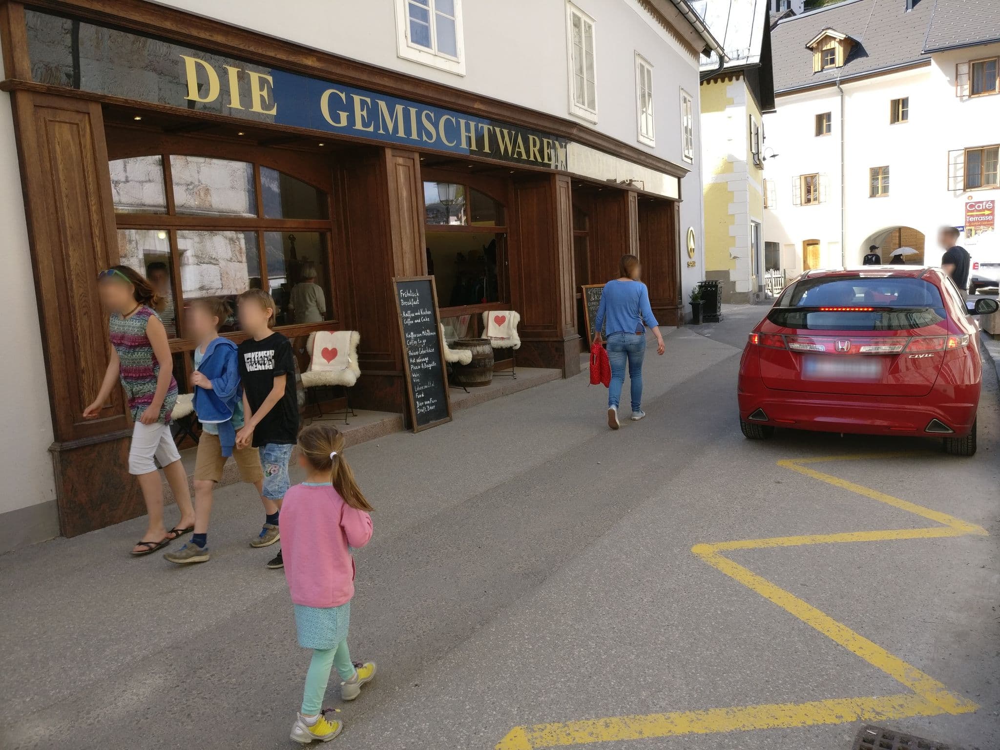 Street view near I da Mitt - In the Middle, Gosau — © aceini (CC BY-SA · Mapillary)