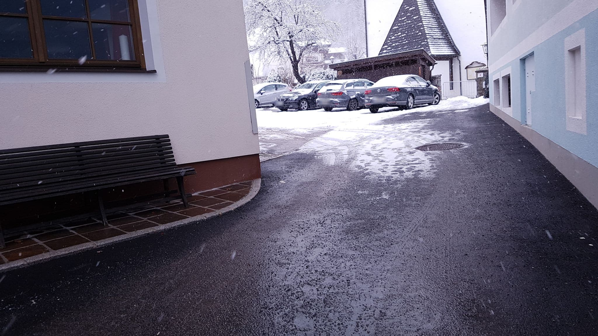 Street view near Hotel Pension Hoferhaus Neukirchen am Großvenediger - Wildkogelarena - Zillertalarena, Neukirchen am Großvenediger — © dsmm (CC BY-SA · Mapillary)