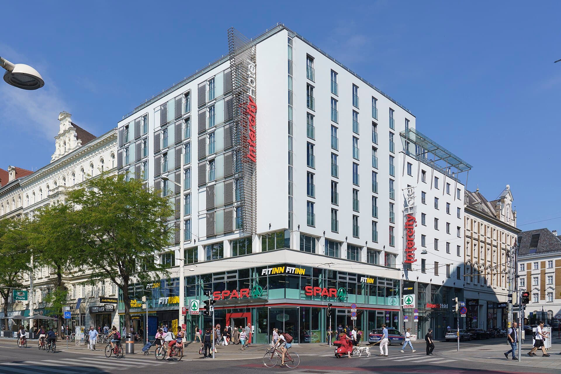 IntercityHotel Wien (via Wikimedia Commons, CC BY 4.0)