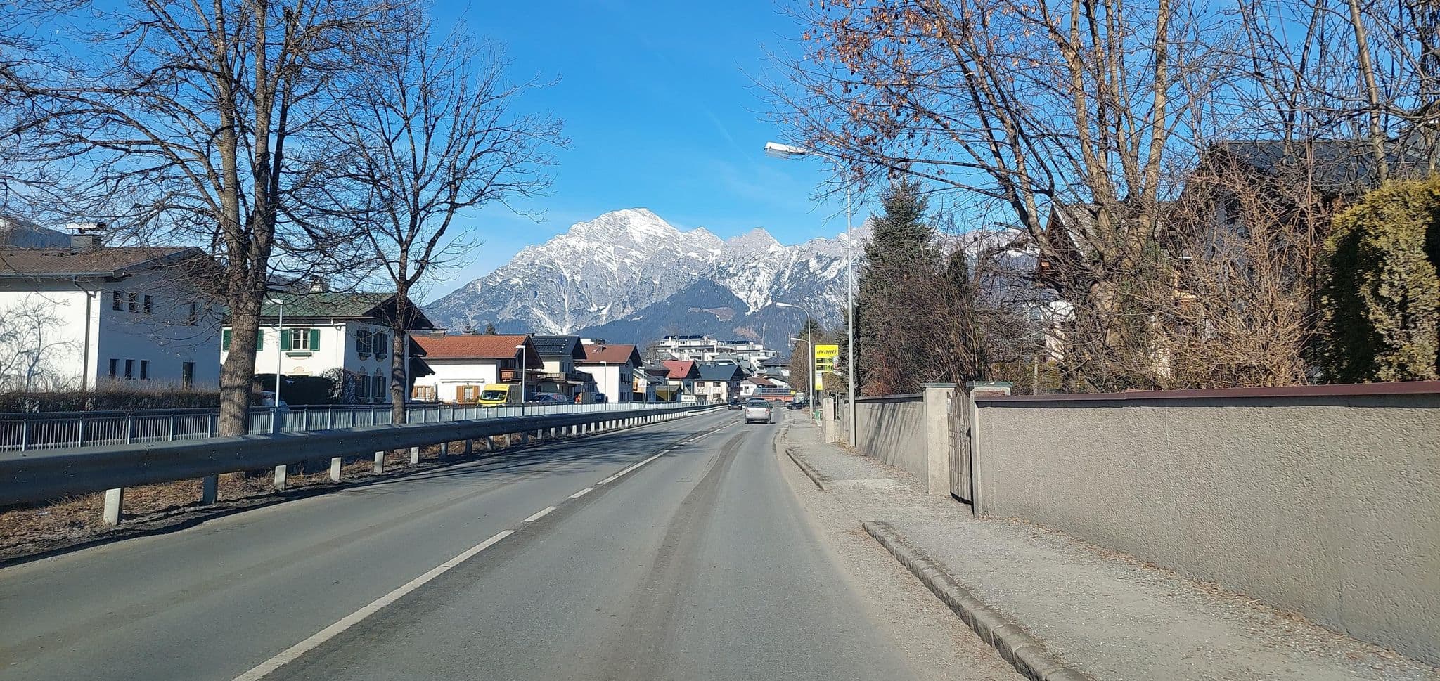 Street view near Hotel Villa am Achenweg Saalfelden Leogang, Saalfelden am Steinernen Meer — © gzin (CC BY-SA · Mapillary)