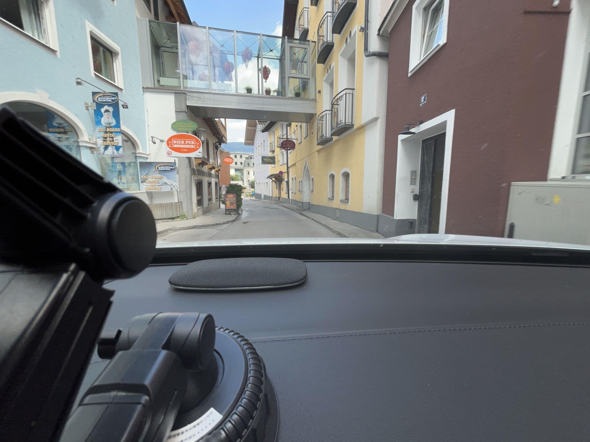 Street view near Hotel Grüner Baum - Zell am See, Zell am See — © lin_wang (CC BY-SA · Mapillary)