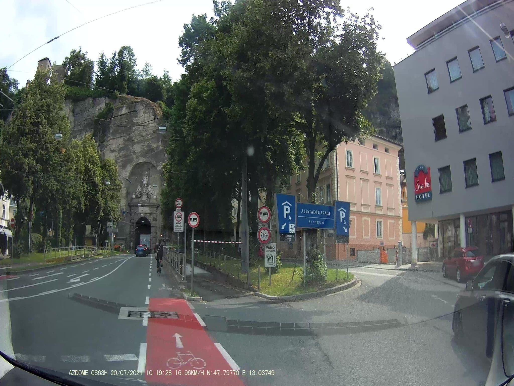 Street view near Leonardo Hotel Salzburg City Center, Salzburg — © stefan147 (CC BY-SA · Mapillary)