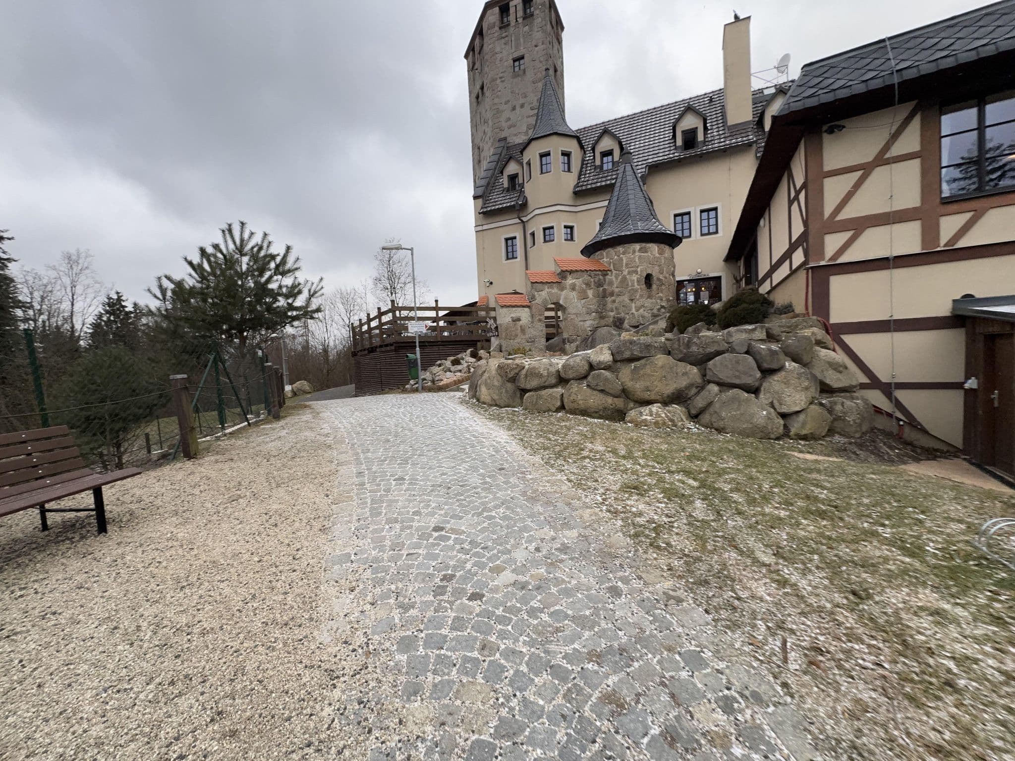 Street view near Liberecká výšina - rozhledna s restaurací, hotelem a wellness, Liberec — © ondrejlopatka (CC BY-SA · Mapillary)