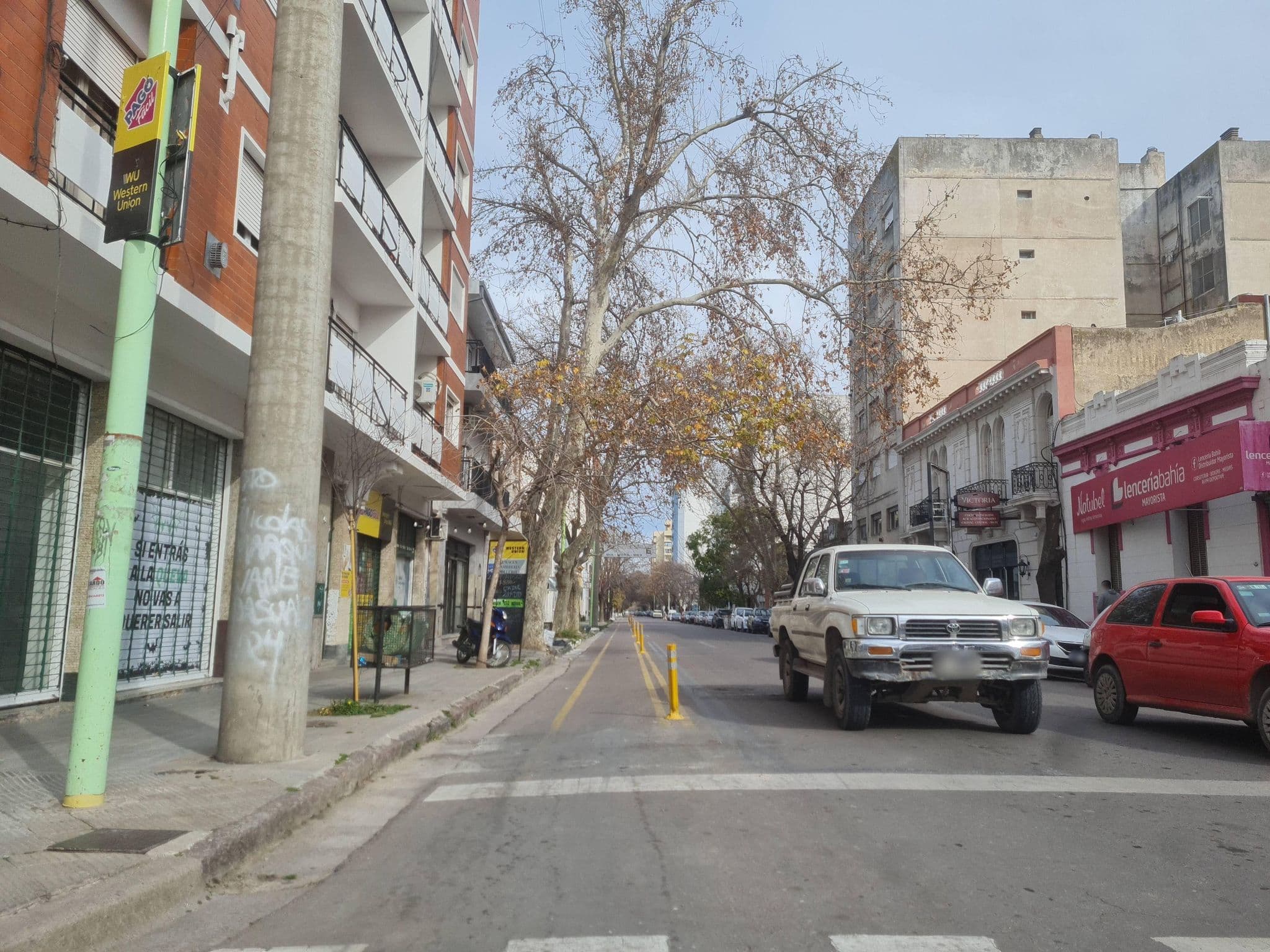 Street view near Hotel Victoria, Bahía Blanca — © Gliverotti (CC BY-SA · Mapillary)