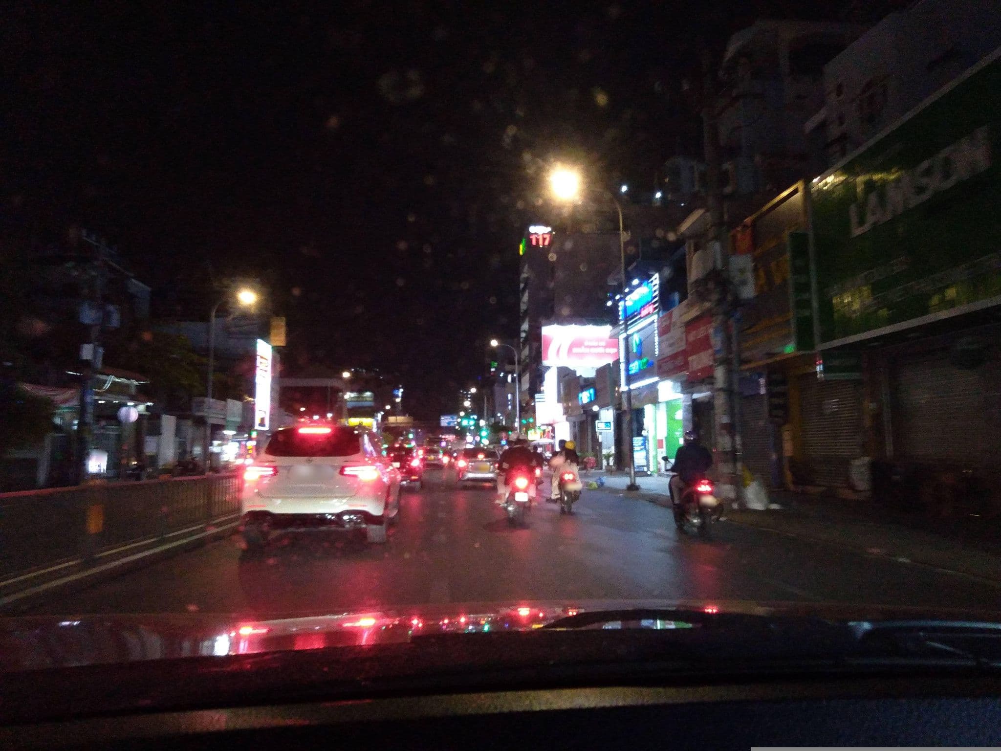 Street view near Lá Hotel, Bình Thạnh — © sg_front_1 (CC BY-SA · Mapillary)