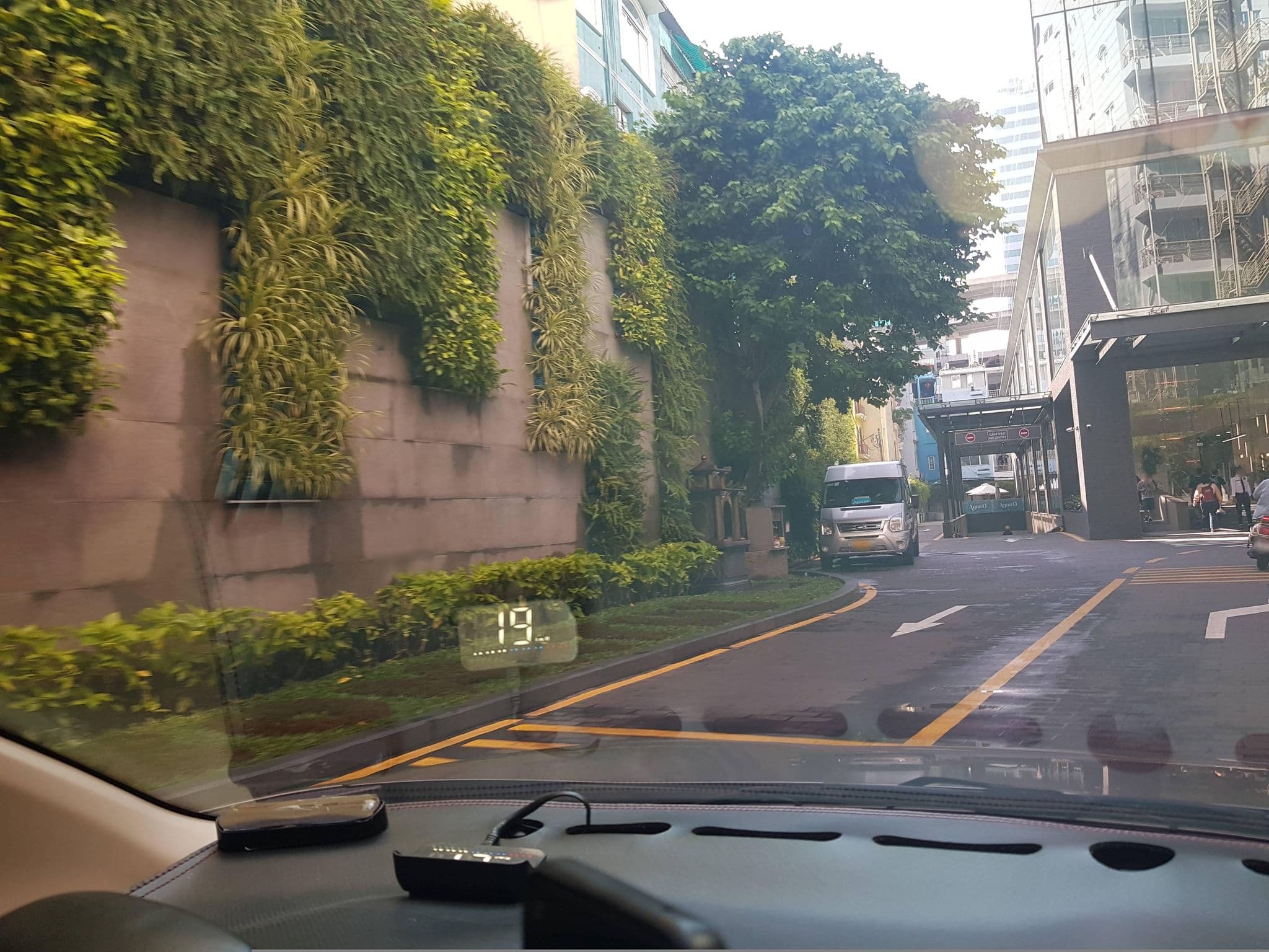 Street view near SZK HOMES ｜レタントン サービスアパート（Le Thanh Ton Apartment）, Quận Bốn — © bemaps1 (CC BY-SA · Mapillary)