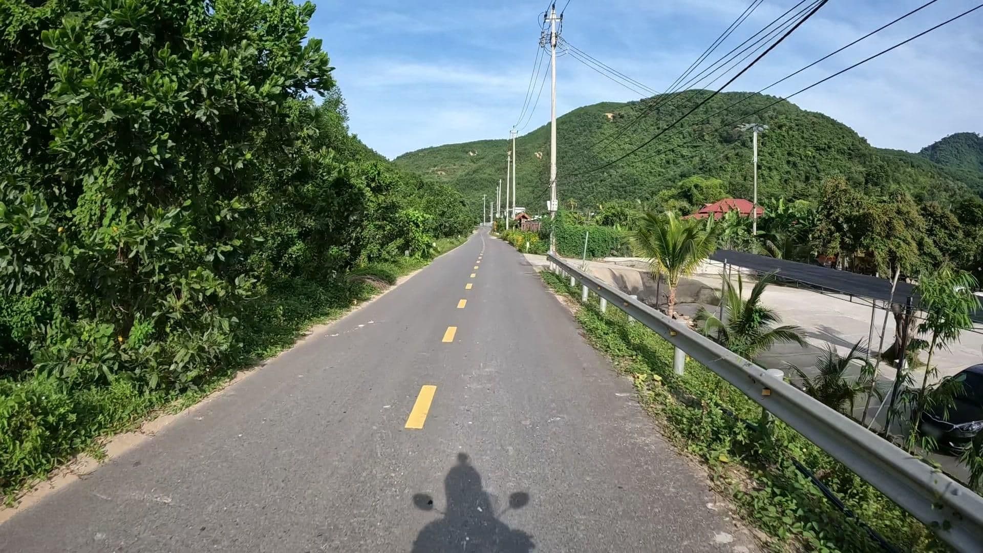 Street view near Tuấn Lê Glamping, Lăng Cô — © lucomsky (CC BY-SA · Mapillary)