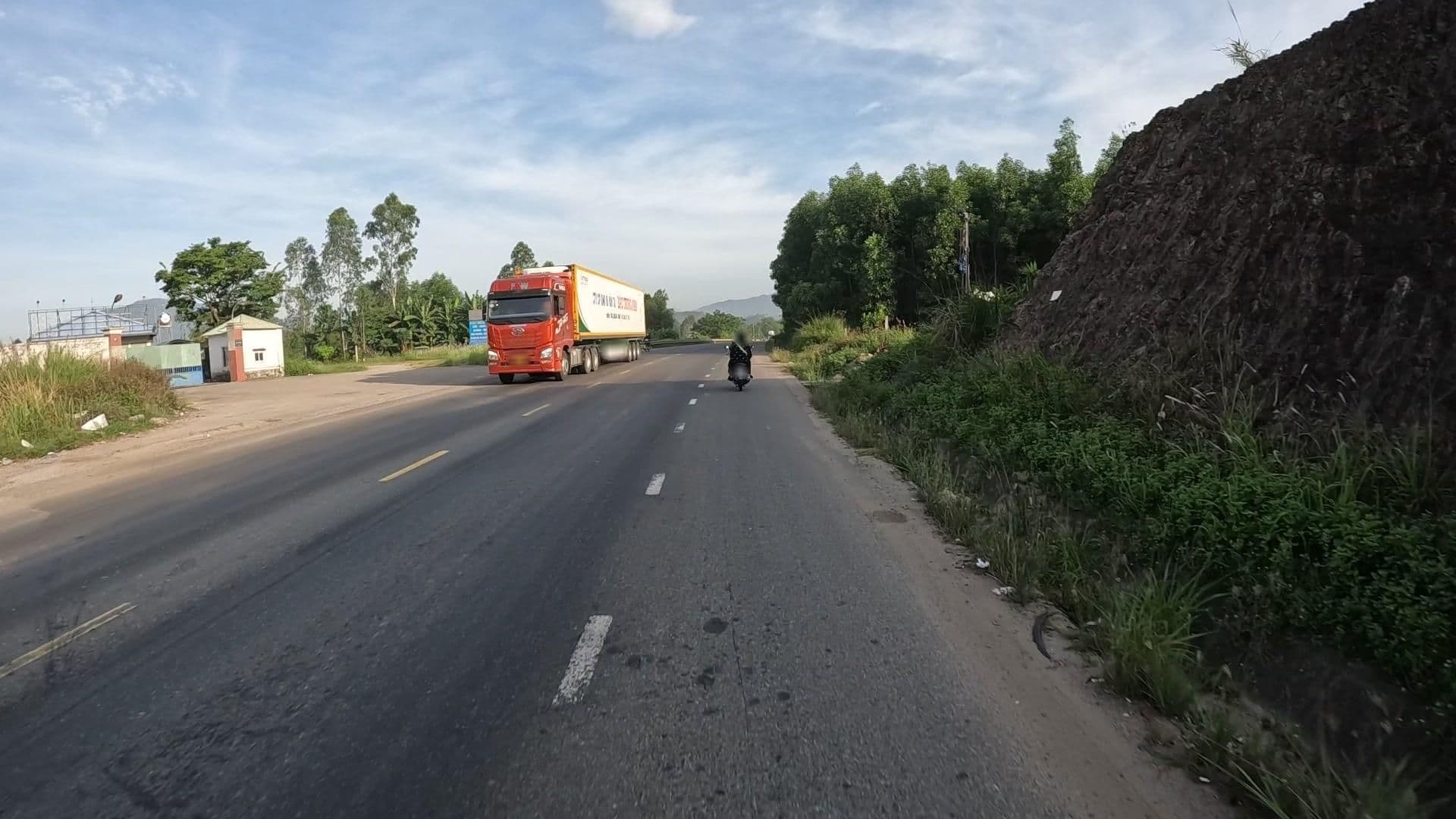 Street view near Gò Dậy Glamping, Hòa Cường — © lucomsky (CC BY-SA · Mapillary)