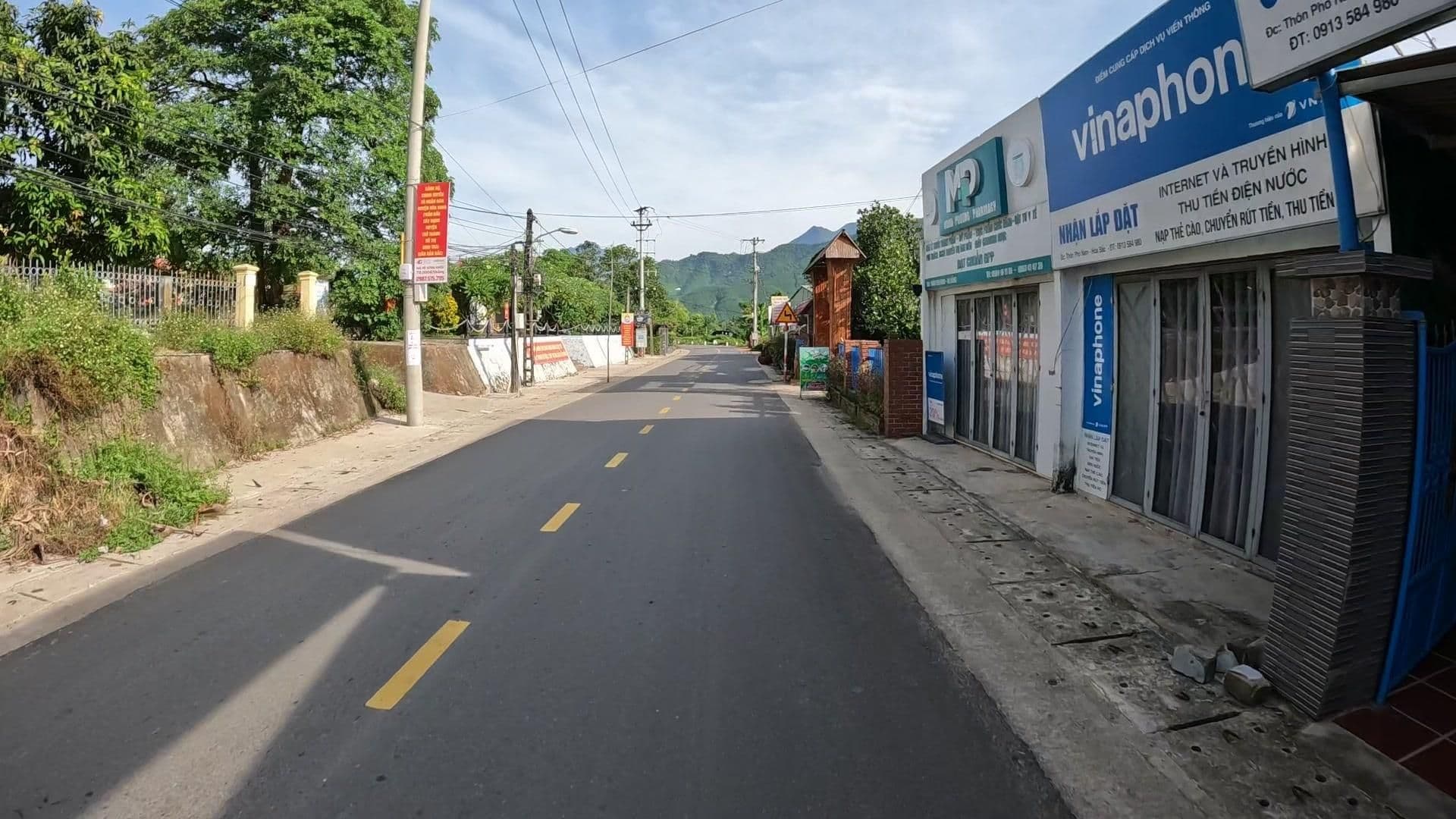 Street view near Camping Dừa Xanh, Lăng Cô — © lucomsky (CC BY-SA · Mapillary)