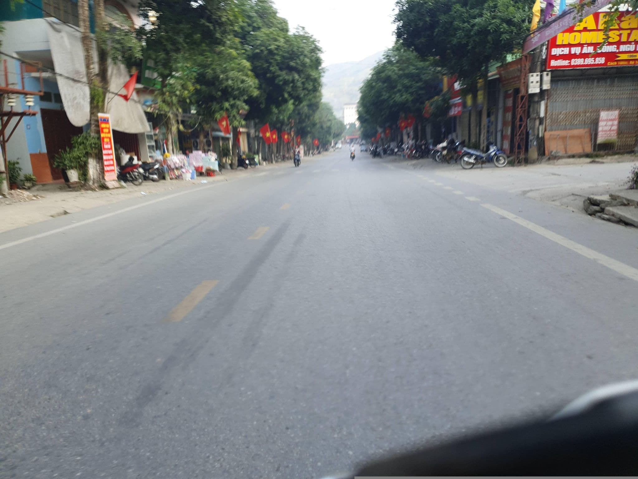 Street view near 2A Homestay And Coffe, Thị Trấn Yên Minh — © russmcd (CC BY-SA · Mapillary)
