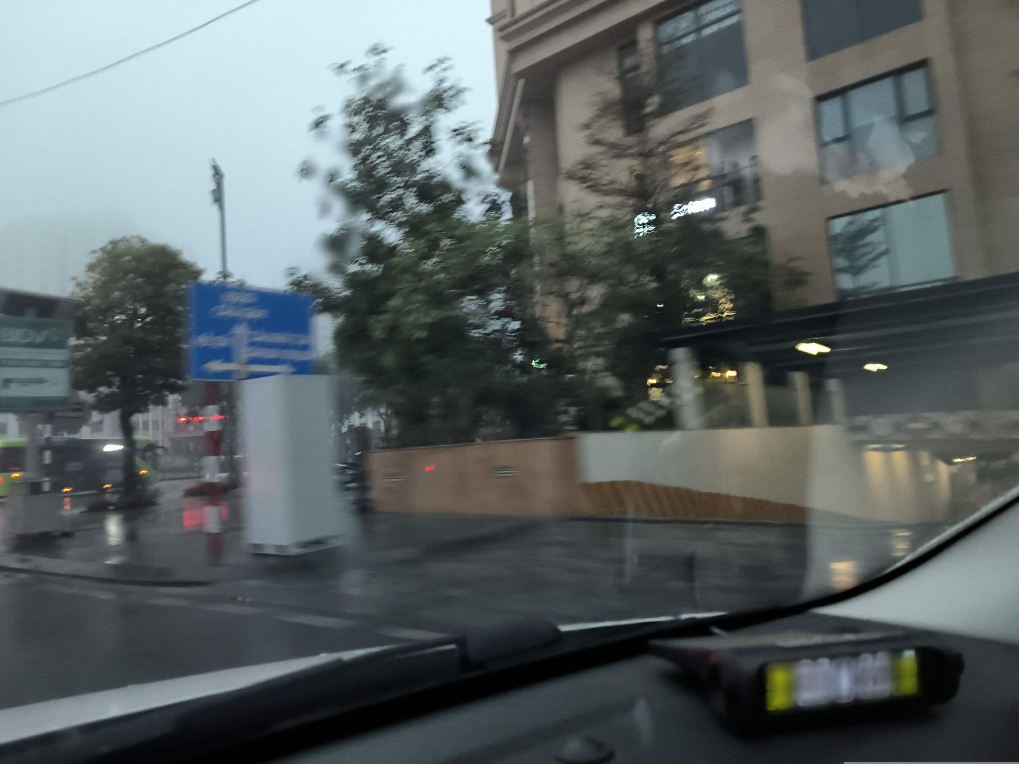 Street view near West lake apartment with swimming pool & gym, Tây Hồ — © hn_right_1 (CC BY-SA · Mapillary)