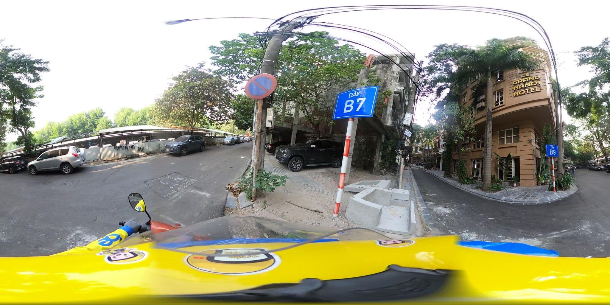 Street view near Le Grand Hotel Hanoi, Nguyễn Du — © bemaps2_hn (CC BY-SA · Mapillary)