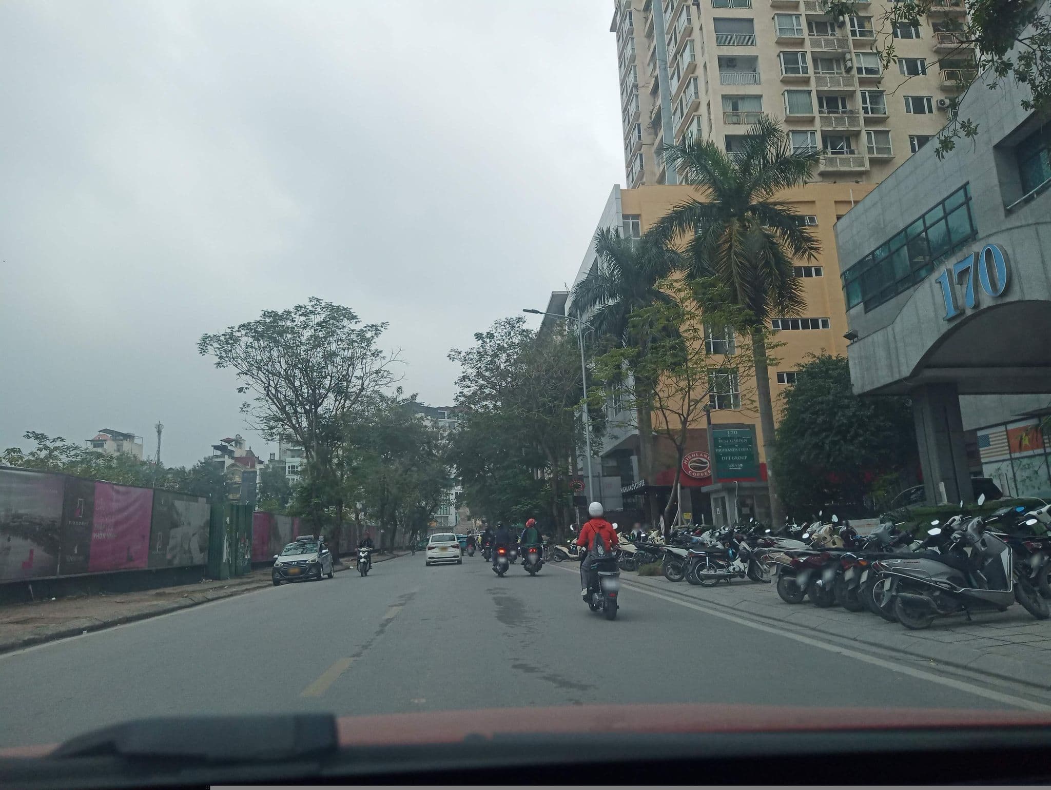 Street view near Rose Garden Residences Hotel and Apartments, Ô Chợ Dừa — © hn_front_1 (CC BY-SA · Mapillary)
