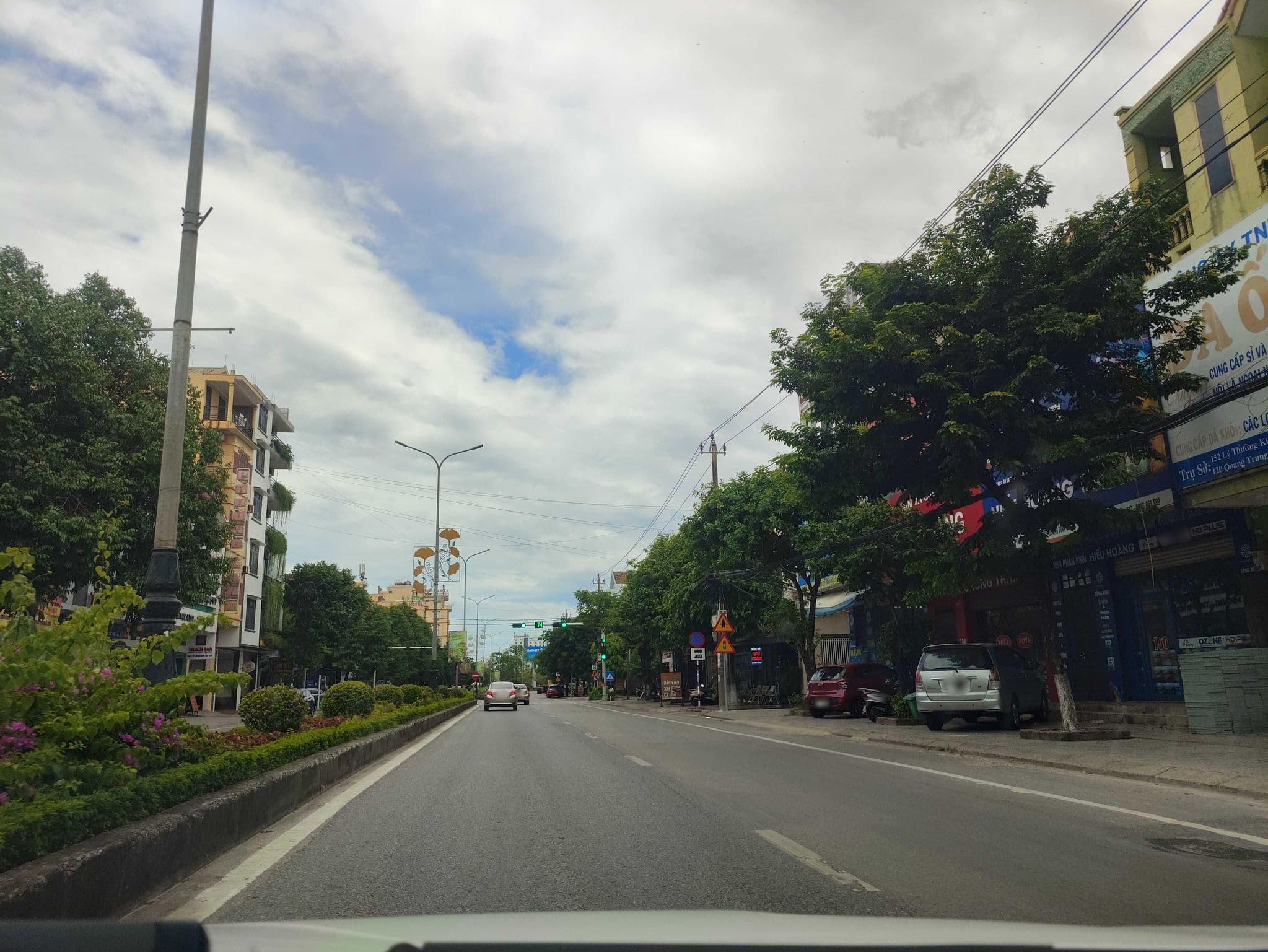 Street view near Khách Sạn Hoa Mai, Đồng Hới — © hn_right_1 (CC BY-SA · Mapillary)