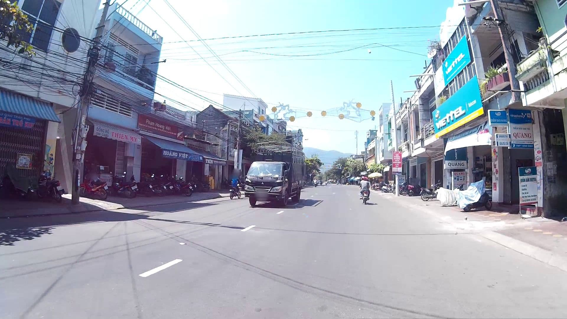 Street view near Khách sạn Trâm Anh - 34 Nguyễn Huệ - quy Nhơn - -bình định, Qui Nhon — © suki52 (CC BY-SA · Mapillary)