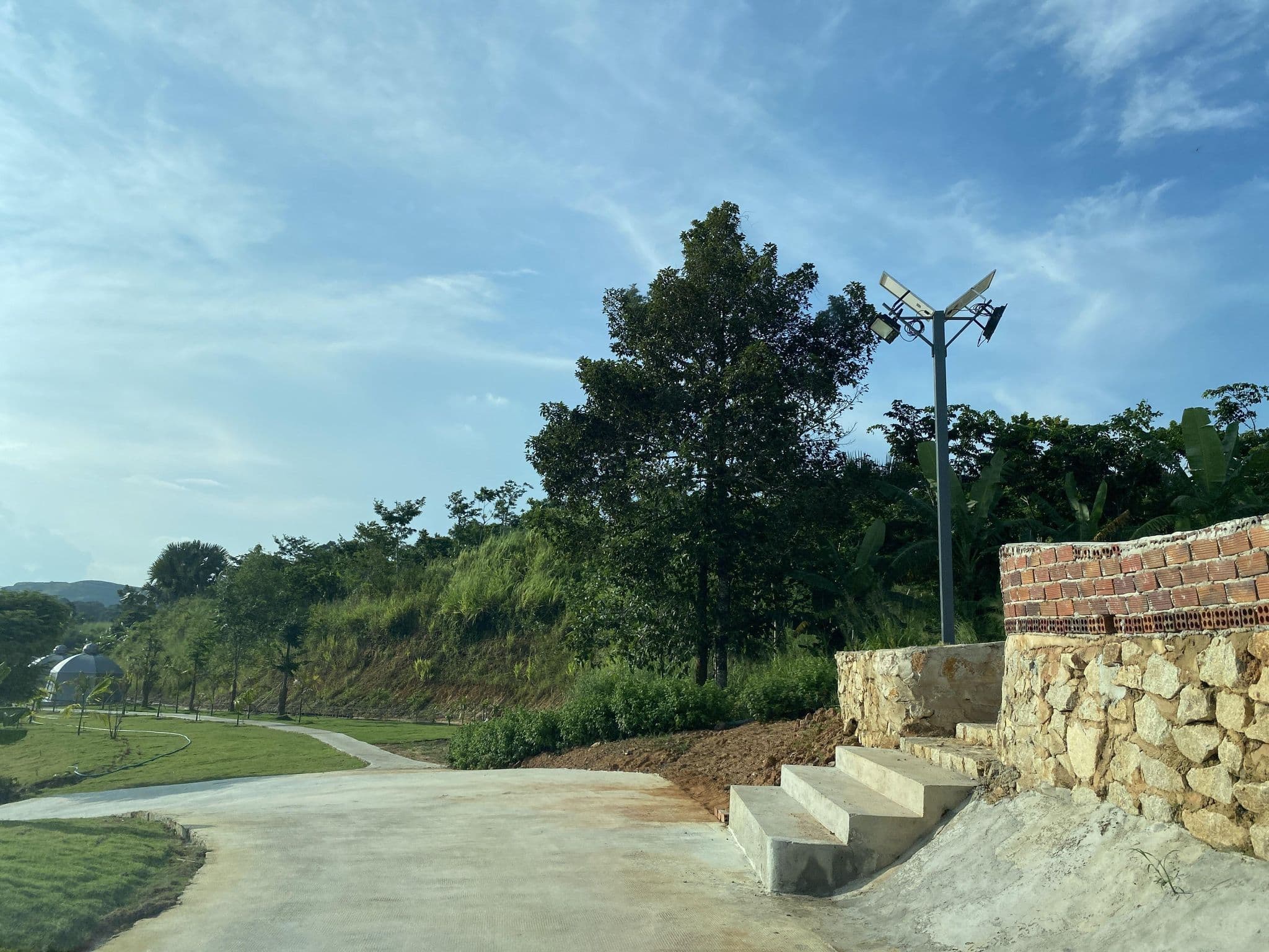 Street view near Khu du lịch sinh thái Thung lũng Suối Rao, Ấp Xuân Sơn — © DriveWithHoang (CC BY-SA · Mapillary)