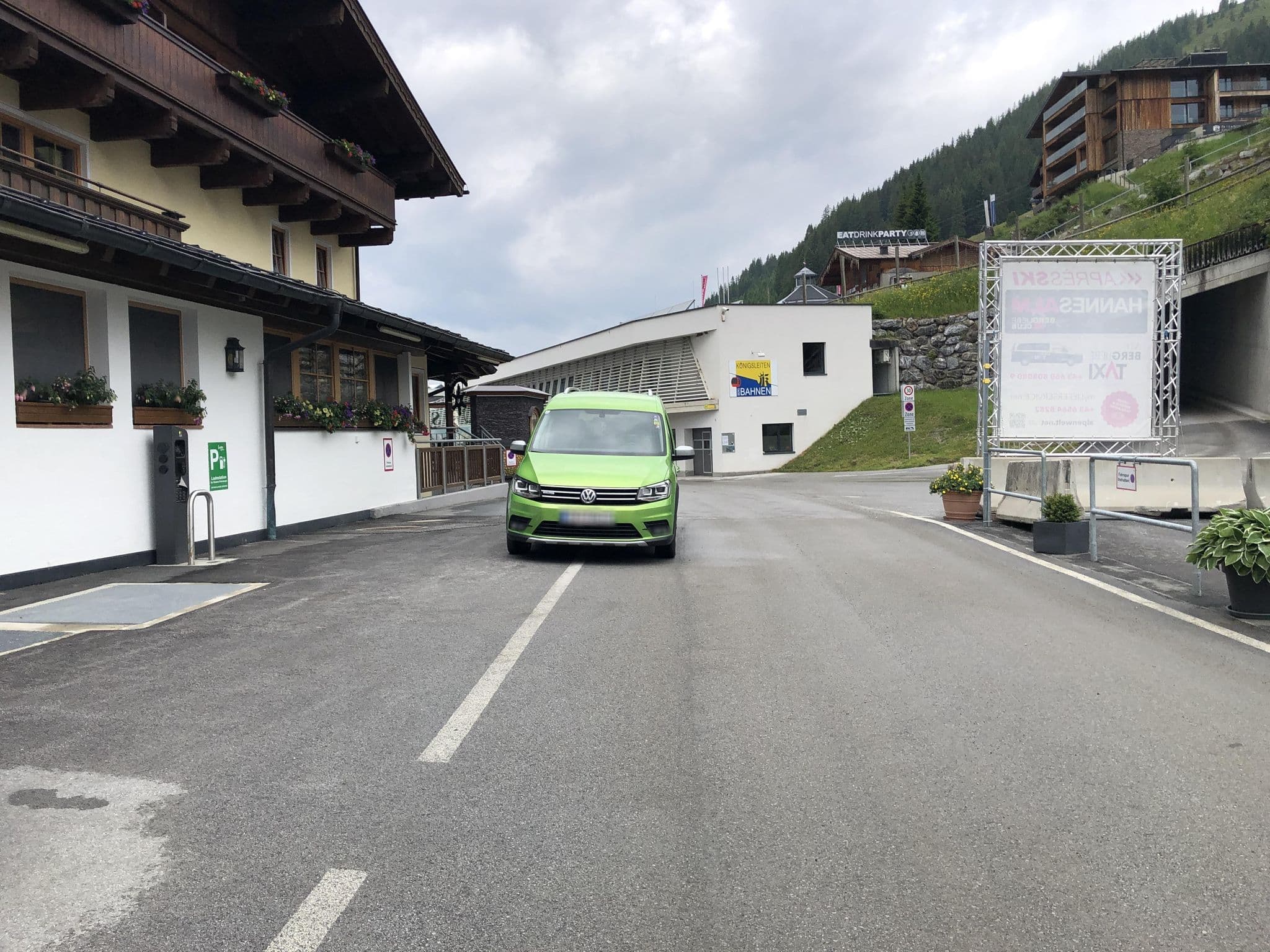 Street view near Ursprungs Panorama Hotel, Neukirchen am Großvenediger — © peterleth (CC BY-SA · Mapillary)