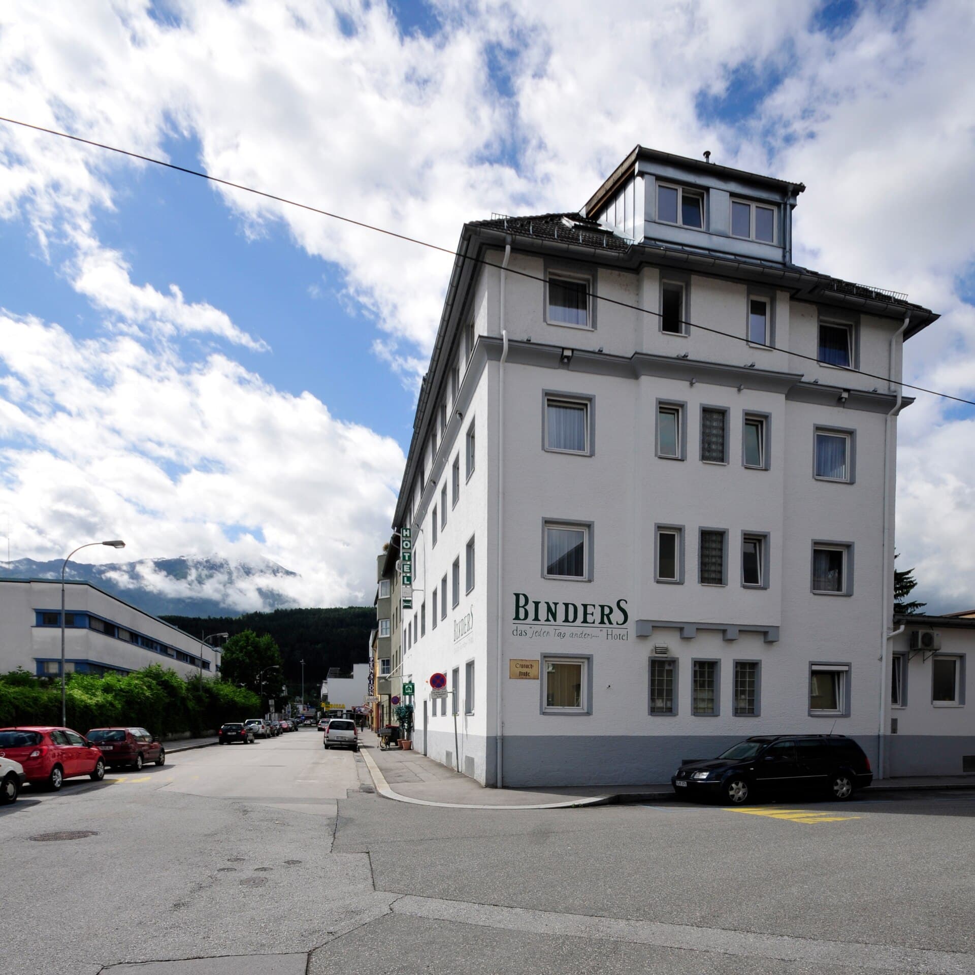 BinderS Budget City-Mountain Hotel (via Wikimedia Commons, CC BY-SA 3.0)