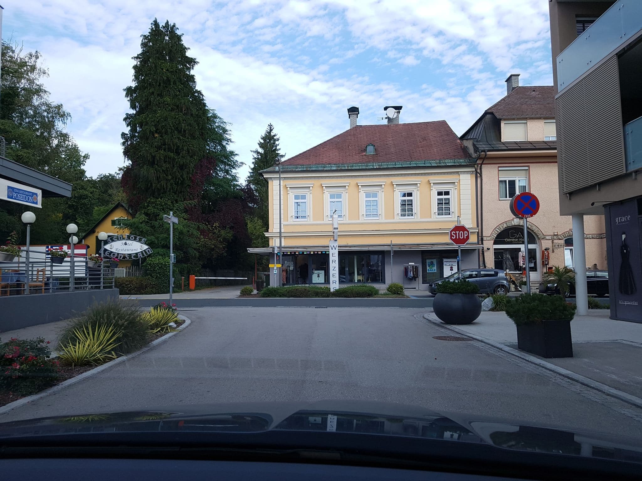 Street view near Weisses Rössl Residenzen, Pörtschach am Wörthersee — © schermy_at (CC BY-SA · Mapillary)