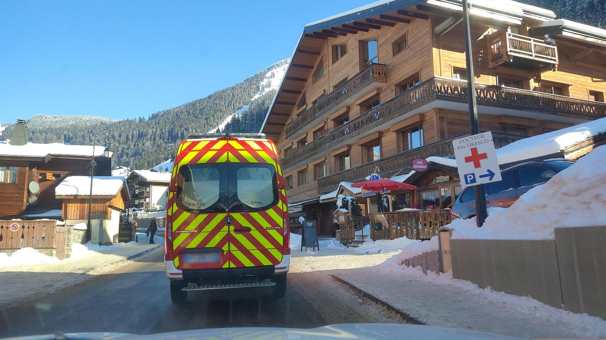 Street view near Chalet L'Orme : Location chalet de groupes - Grand chalet de vacances - Portes du soleil Châtel, Châtel — © MatthieuF4FNE (CC BY-SA · Mapillary)