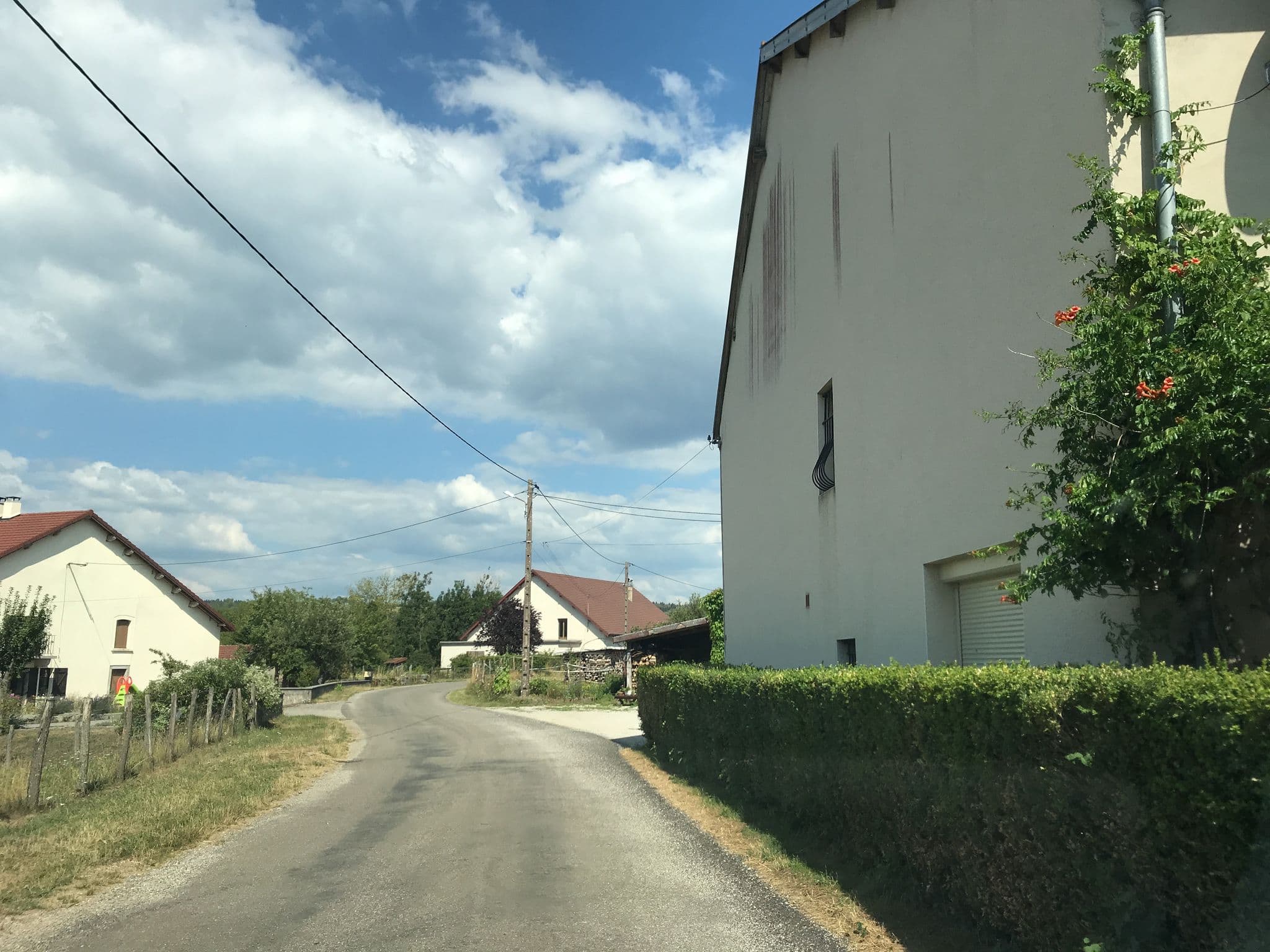 Street view near Camping La Prairie - près de Clairvaux-les-lacs, Clairvaux-les-Lacs — © thepriben (CC BY-SA · Mapillary)