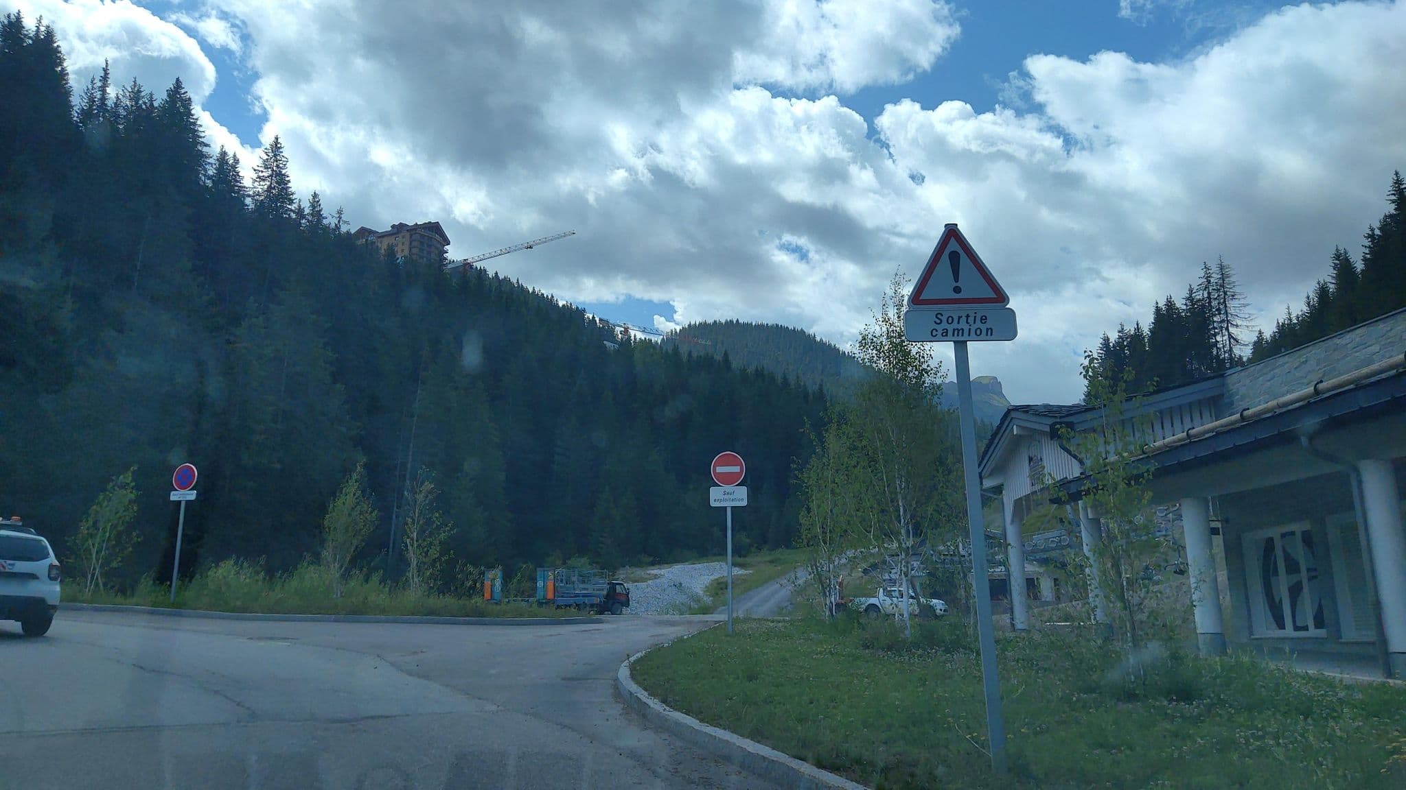 Street view near Écrin Blanc Resort Courchevel, Courchevel — © MatthieuF4FNE (CC BY-SA · Mapillary)
