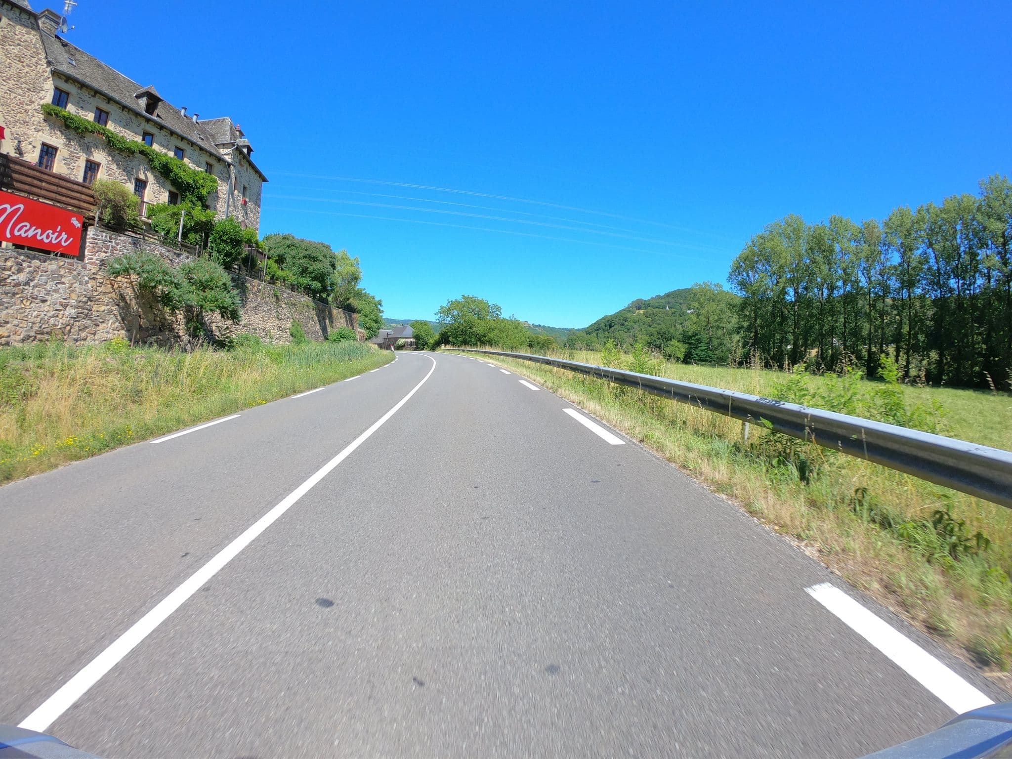 Street view near B&B Manoir de la Fabrègues - Chambres d'hôtes & gîte, Espalion — © joostjakob (CC BY-SA · Mapillary)