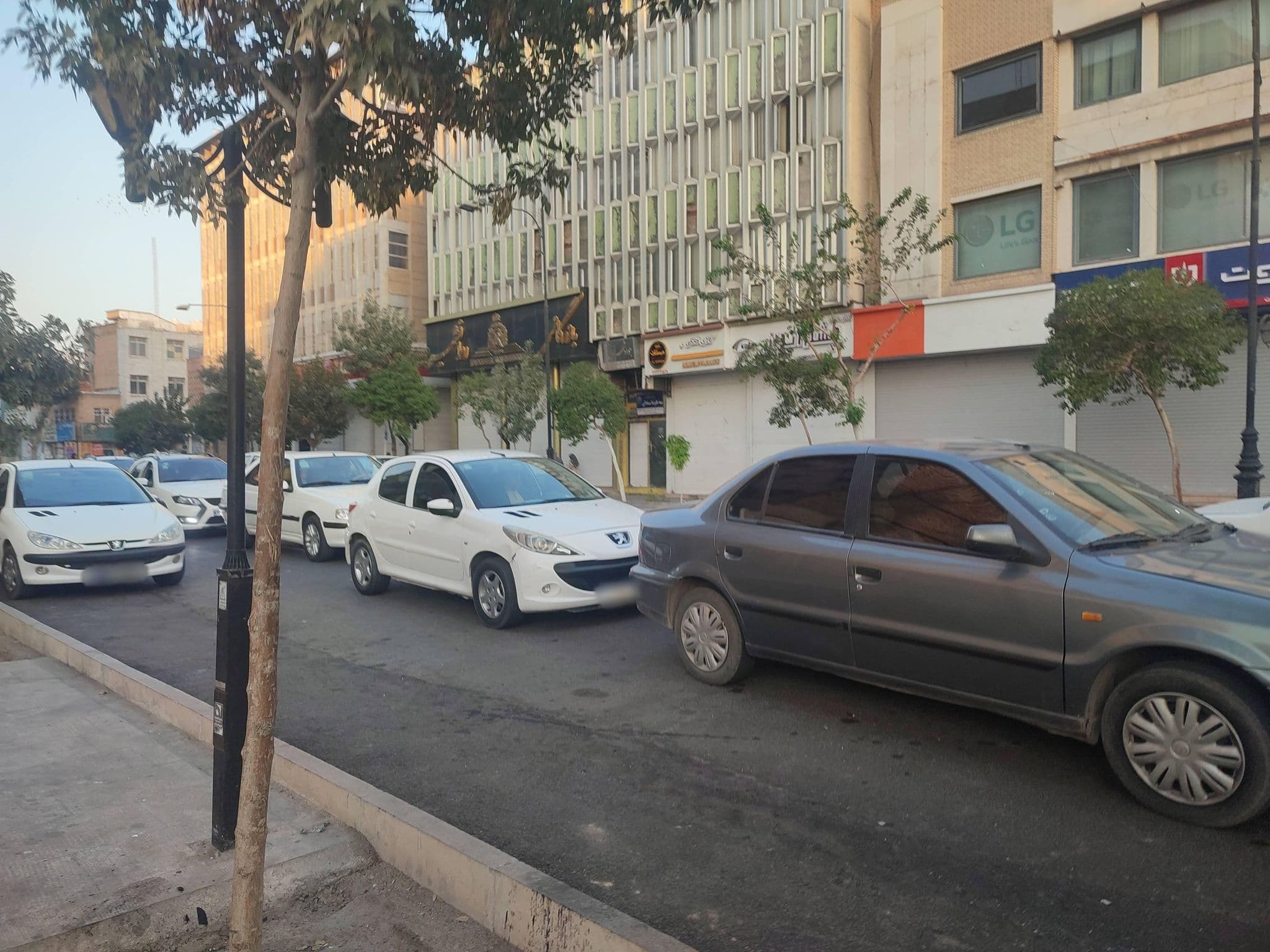 Street view near Hotel Esfehan, Shiraz — © shz_mapper (CC BY-SA · Mapillary)
