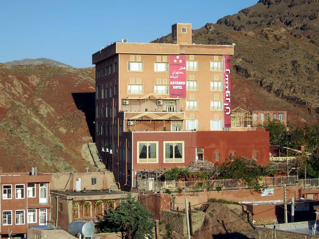 Abyaneh Hotel | هتل ابیانه (via Wikimedia Commons, CC BY 2.0)