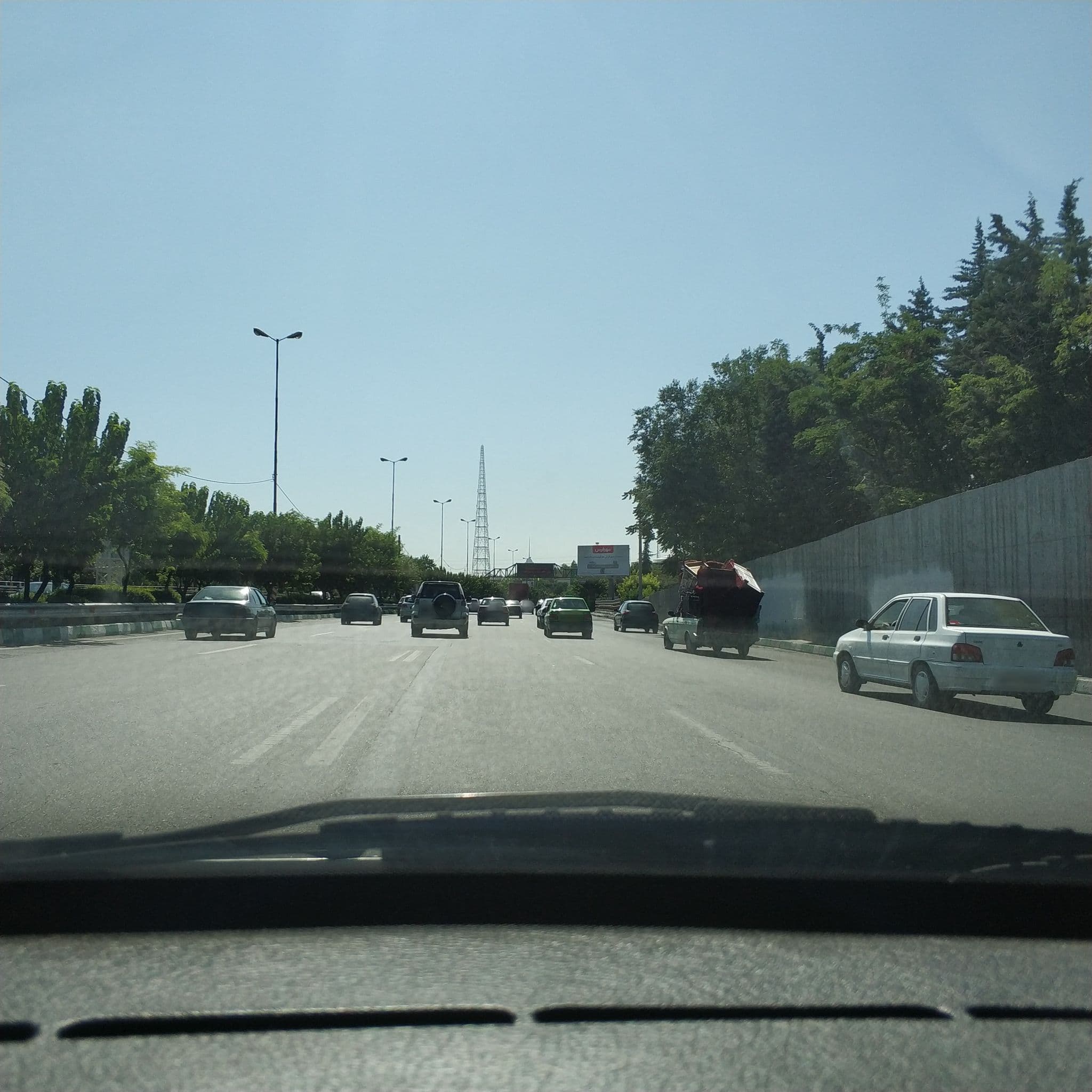 Street view near Dizin Hotel | هتل دیزین, Vaḩīdīyeh — © hota (CC BY-SA · Mapillary)