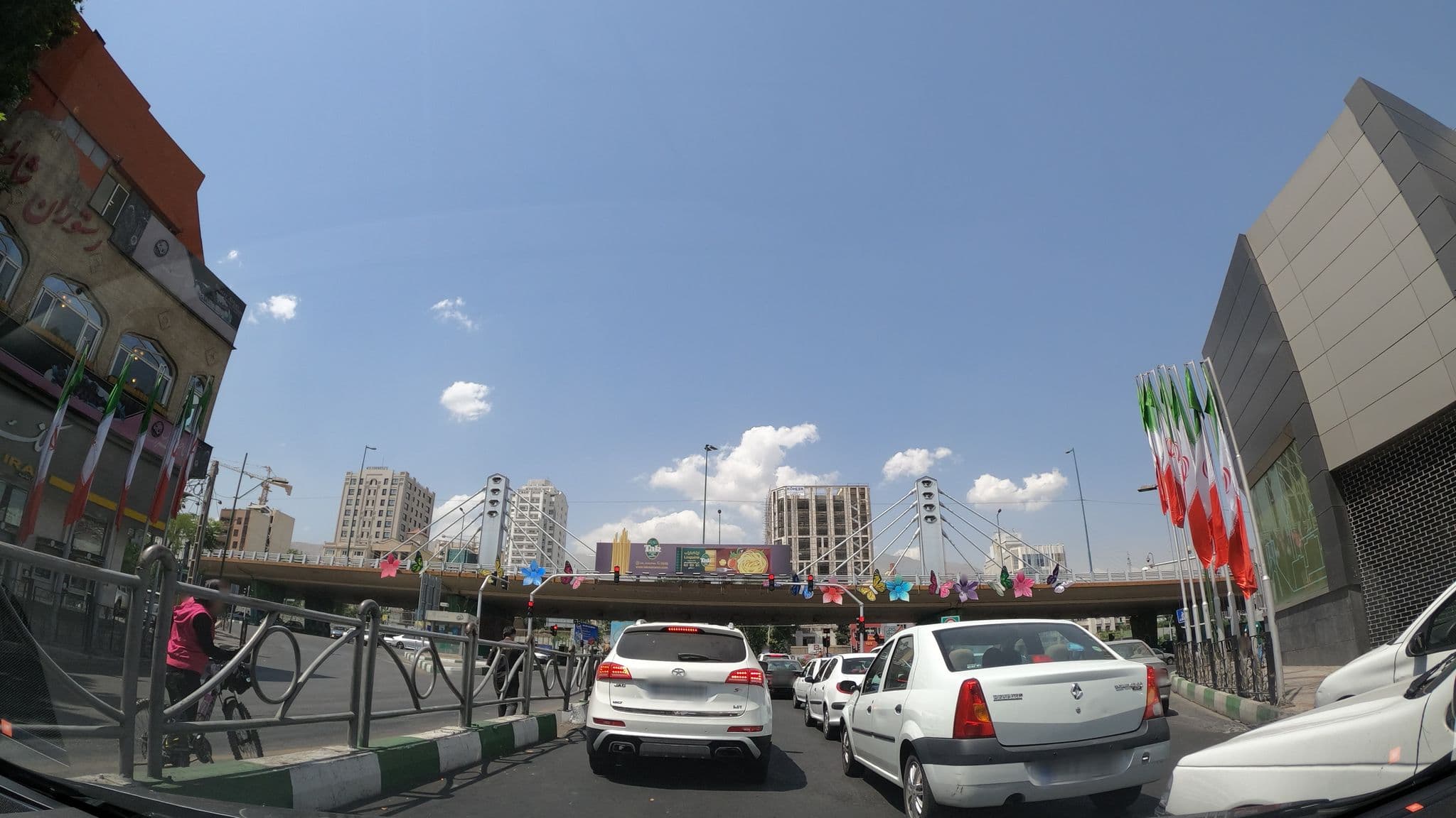 Street view near Parsian Elahieh Hotel, Tajrīsh — © bigbang001 (CC BY-SA · Mapillary)