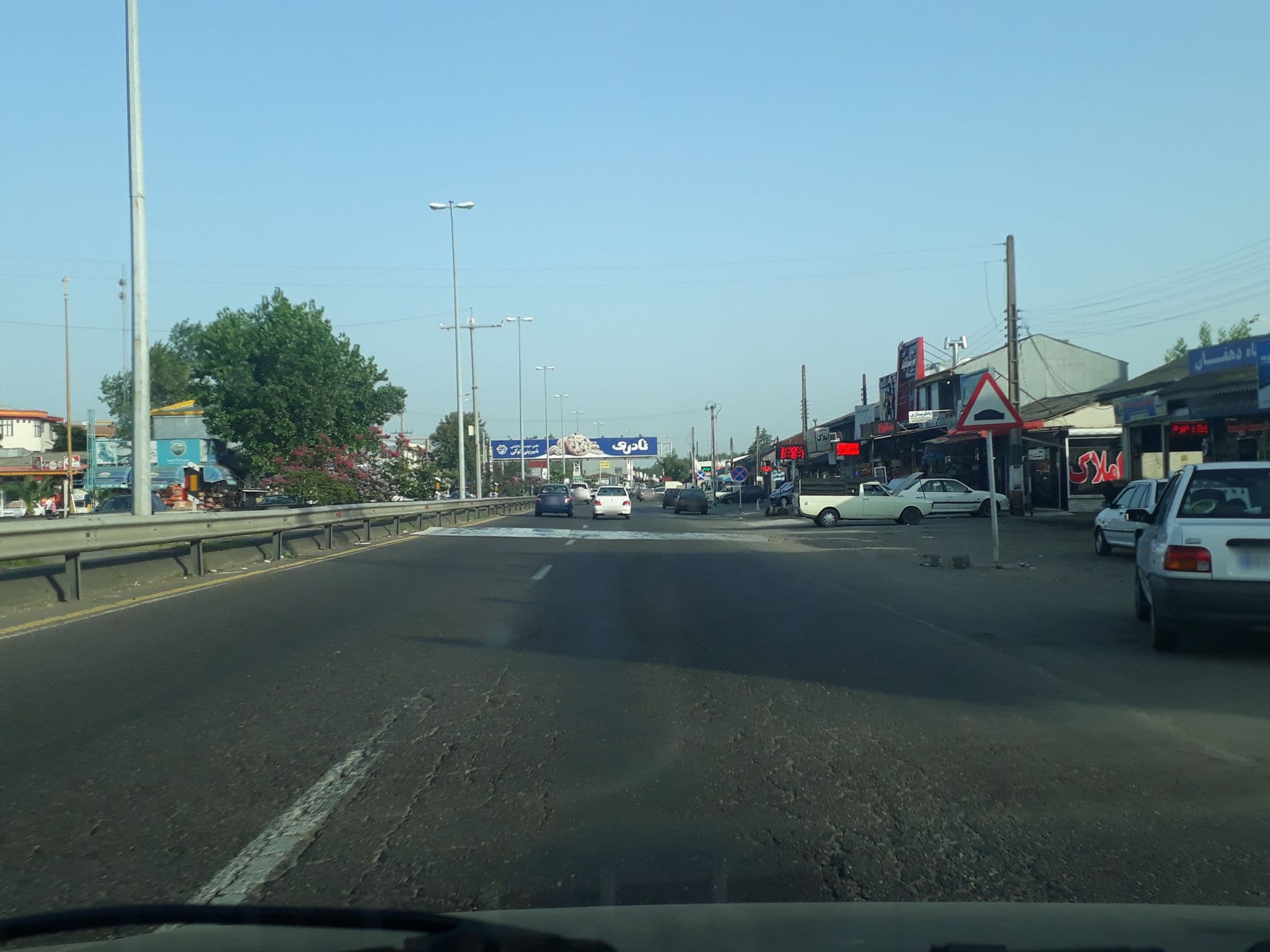 Street view near رستوران هتل نرگس, Ḩasan Rūd — © aghil_r (CC BY-SA · Mapillary)