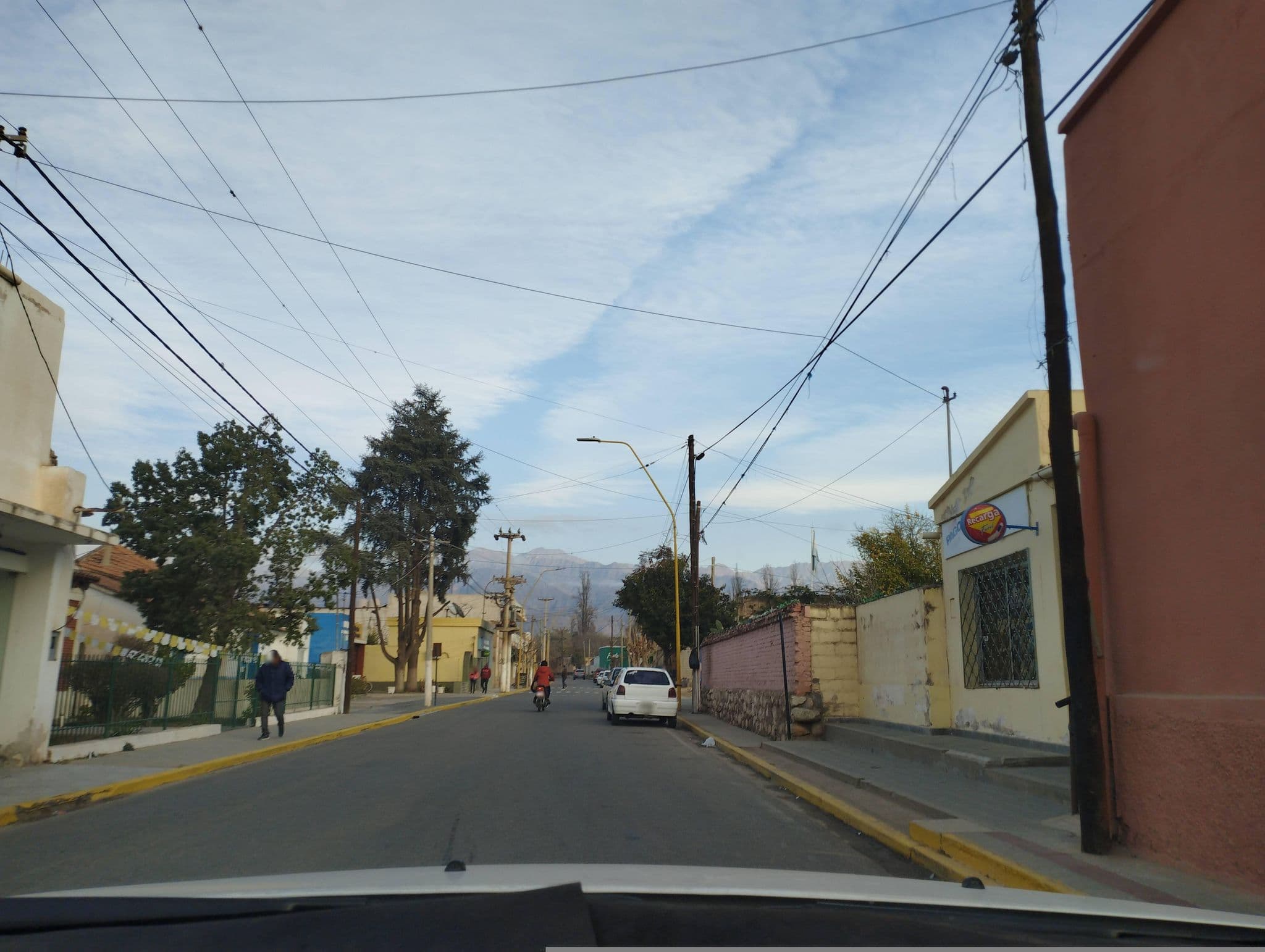 Street view near Hotel Las Caás, Londres — © carlosbrys (CC BY-SA · Mapillary)