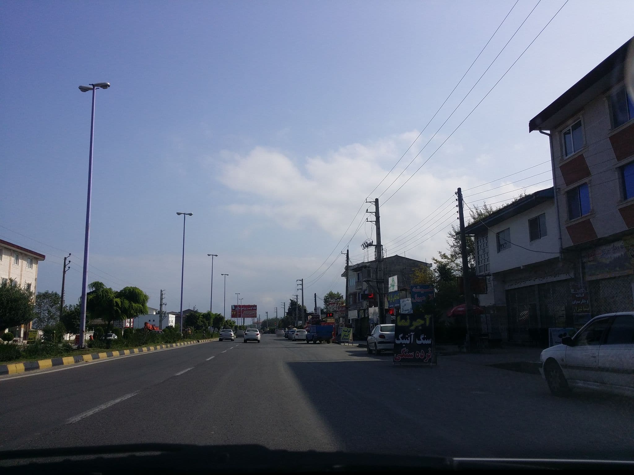 Street view near هتل آپارتمان سينا, Latīngān — © pilsa (CC BY-SA · Mapillary)