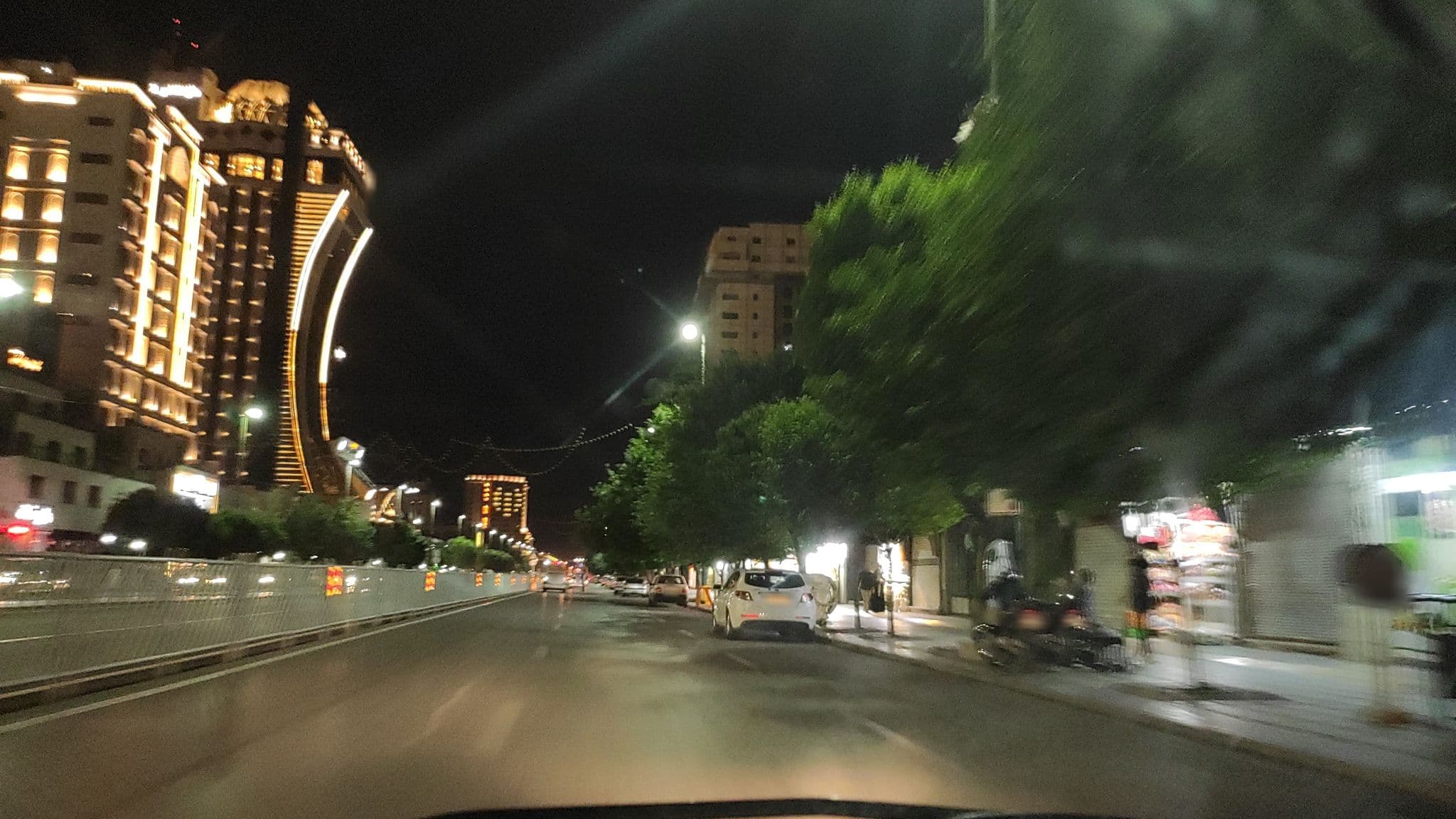 Street view near هتل آپارتمان رویان, Mashhad — © hota (CC BY-SA · Mapillary)