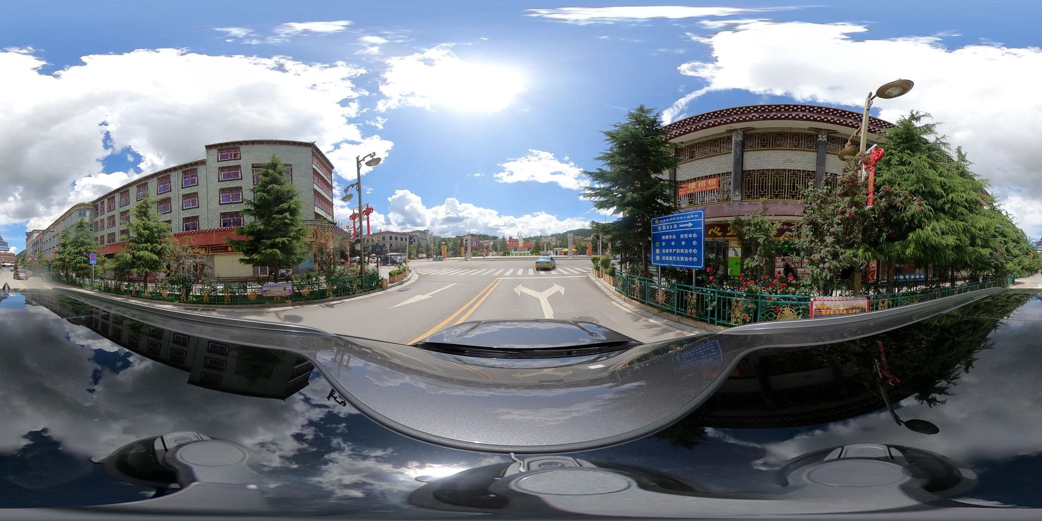 Street view near 都吉呢咪酒店, Shangri-La — © adirricor (CC BY-SA · Mapillary)