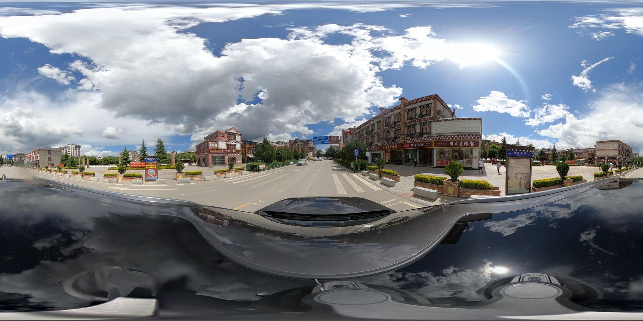 Street view near 娜姆措假日大酒店, Shangri-La — © adirricor (CC BY-SA · Mapillary)