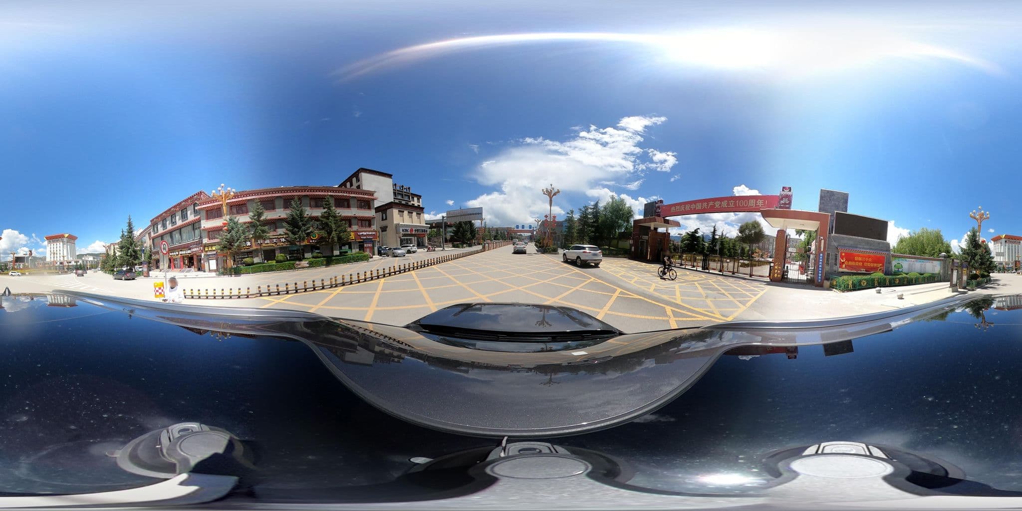 Street view near 香格里拉丹增商务酒店, Shangri-La — © adirricor (CC BY-SA · Mapillary)