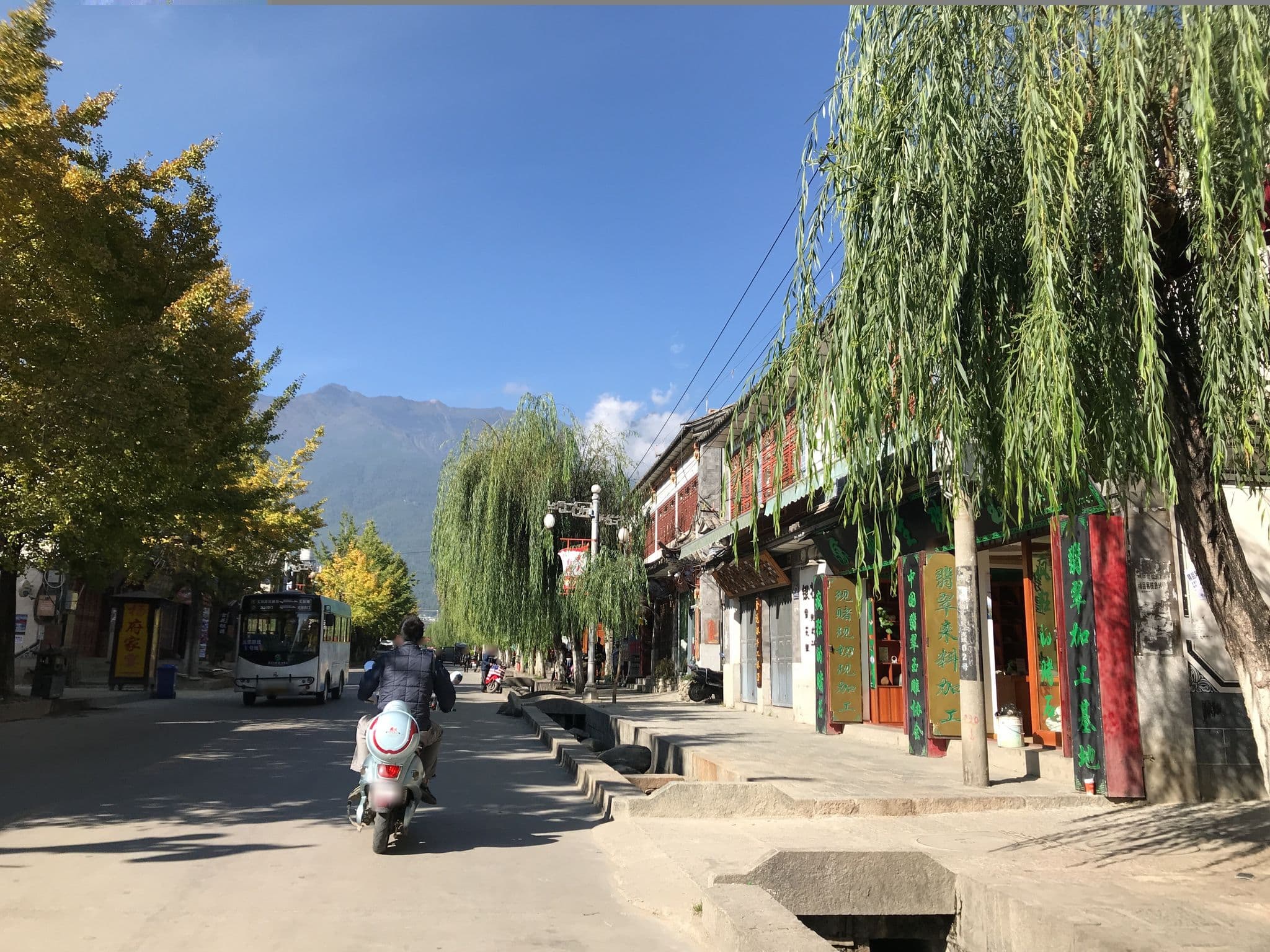 Street view near 大理十只猫青年旅舍, Dali Old Town — © tao (CC BY-SA · Mapillary)