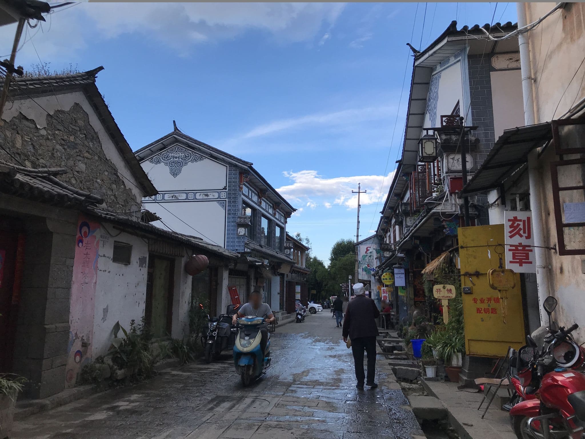 Street view near 废弃大理翠花爱酸菜旅拍民宿, Dali Old Town — © tao (CC BY-SA · Mapillary)