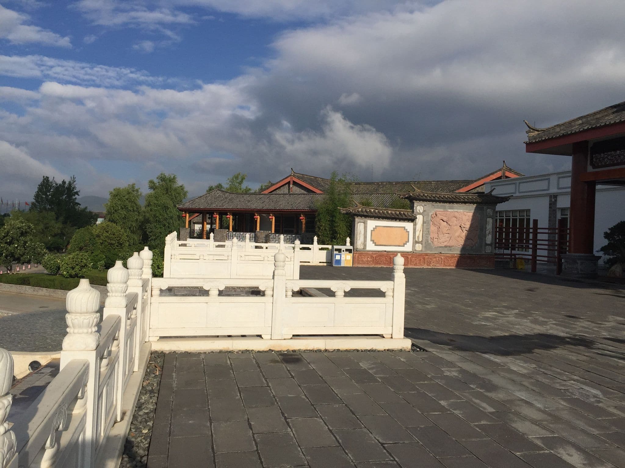 Street view near 丽江大港旺宝国际饭店, Lijiang — © kouki (CC BY-SA · Mapillary)