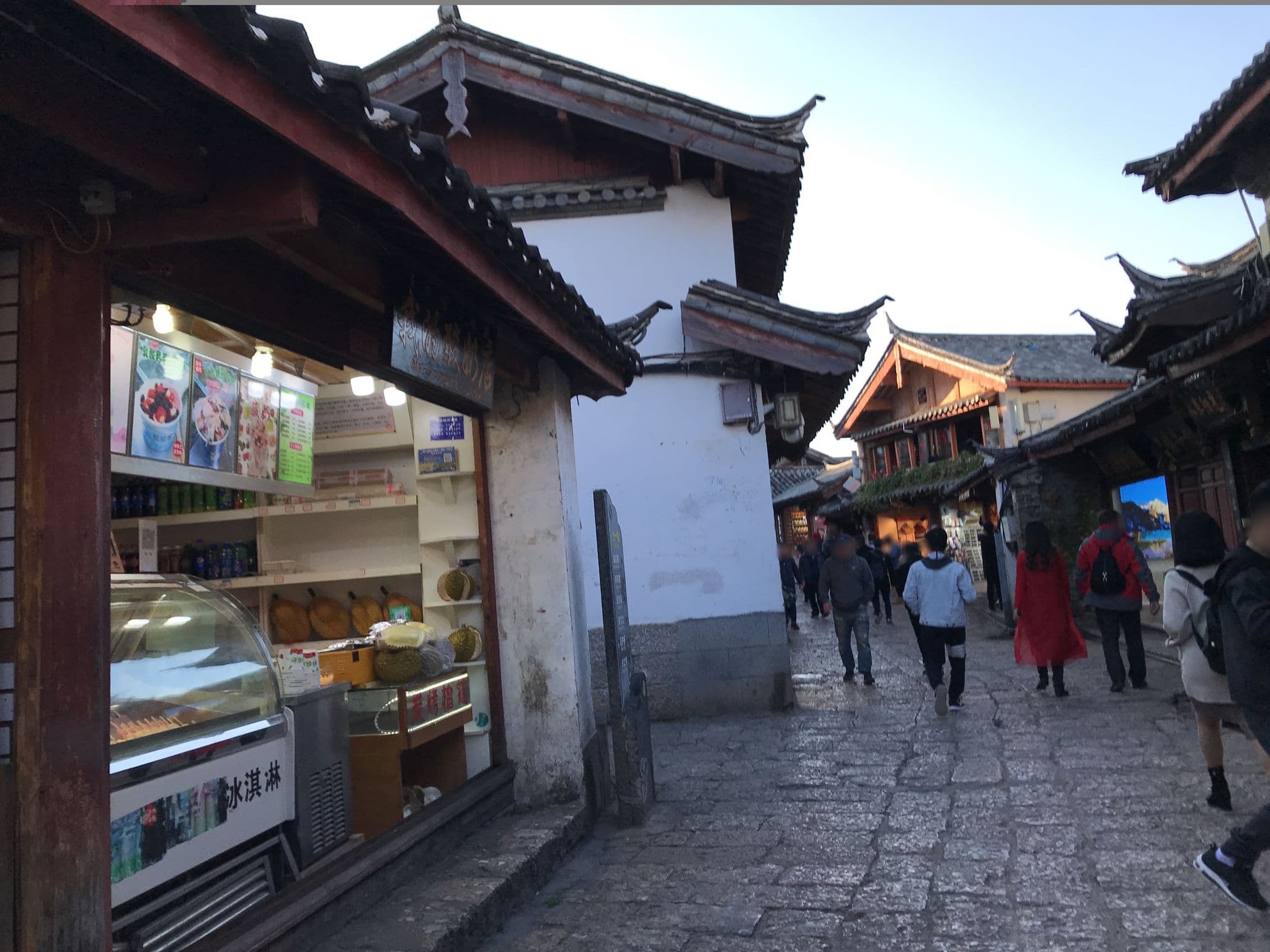 Street view near 枕水人家客栈, Lijiang — © tao (CC BY-SA · Mapillary)