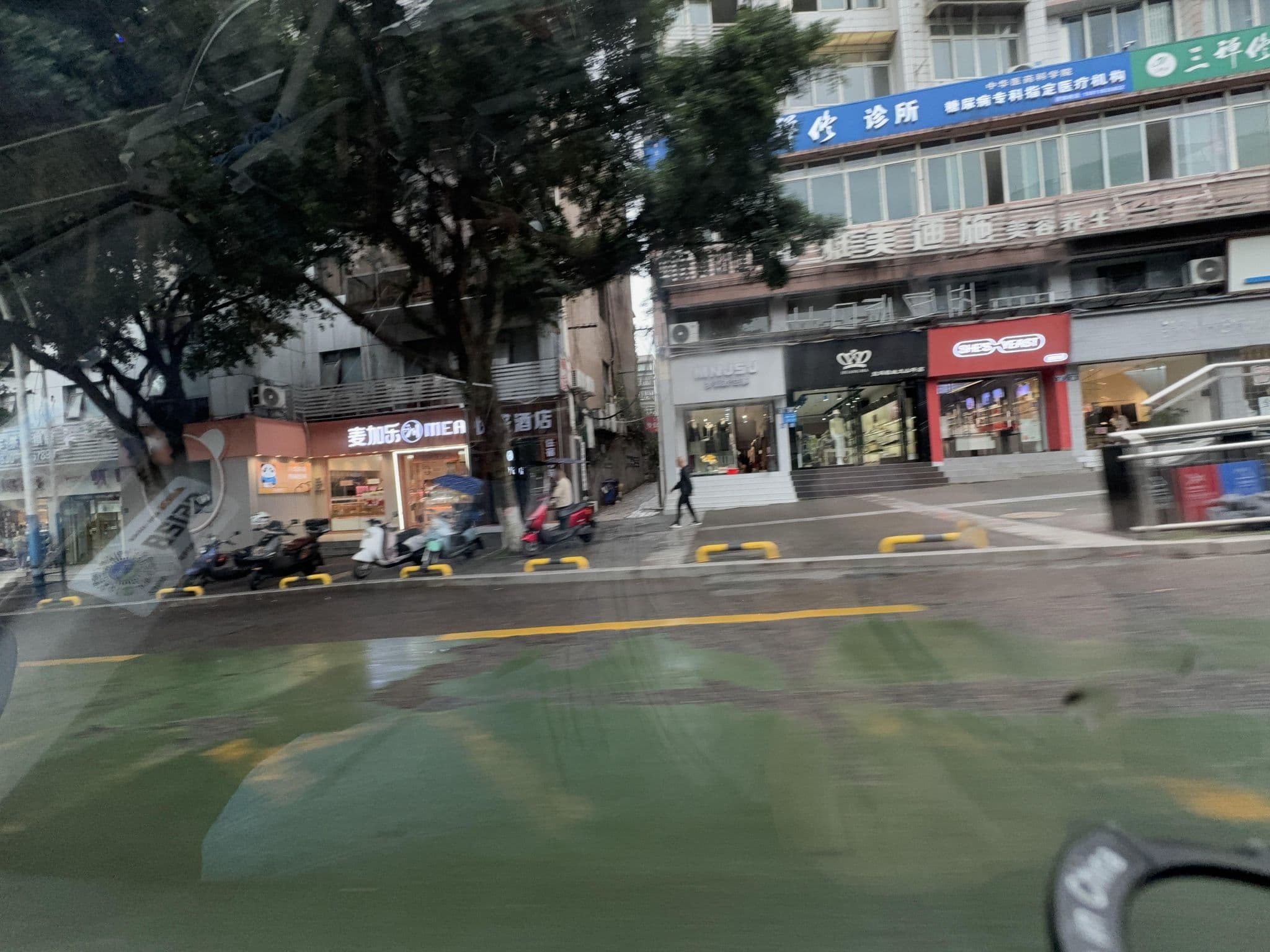 Street view near 金河商务宾馆, Luzhou — © steve032 (CC BY-SA · Mapillary)
