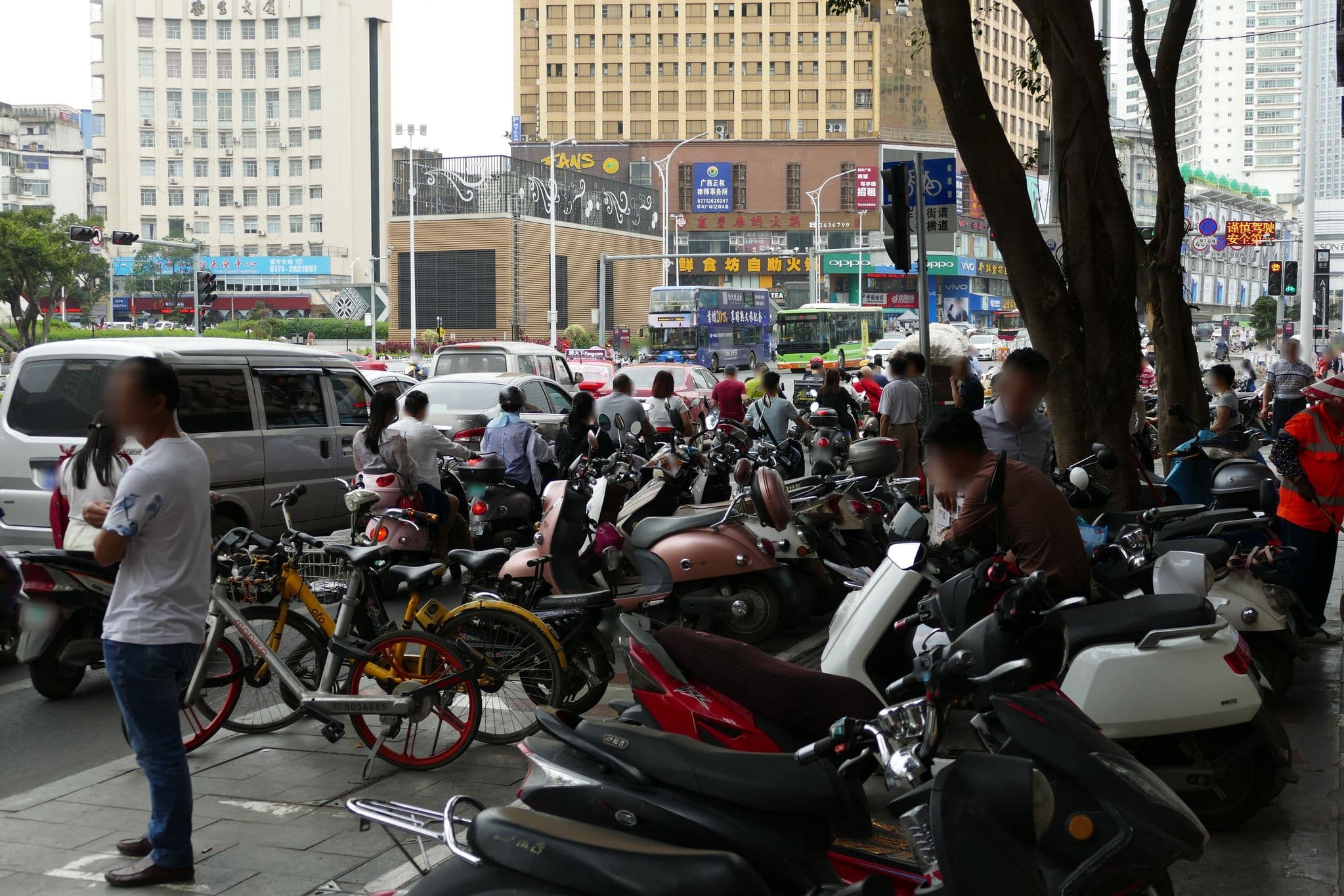 Street view near 南华宾馆, Nanning — © ff5722 (CC BY-SA · Mapillary)