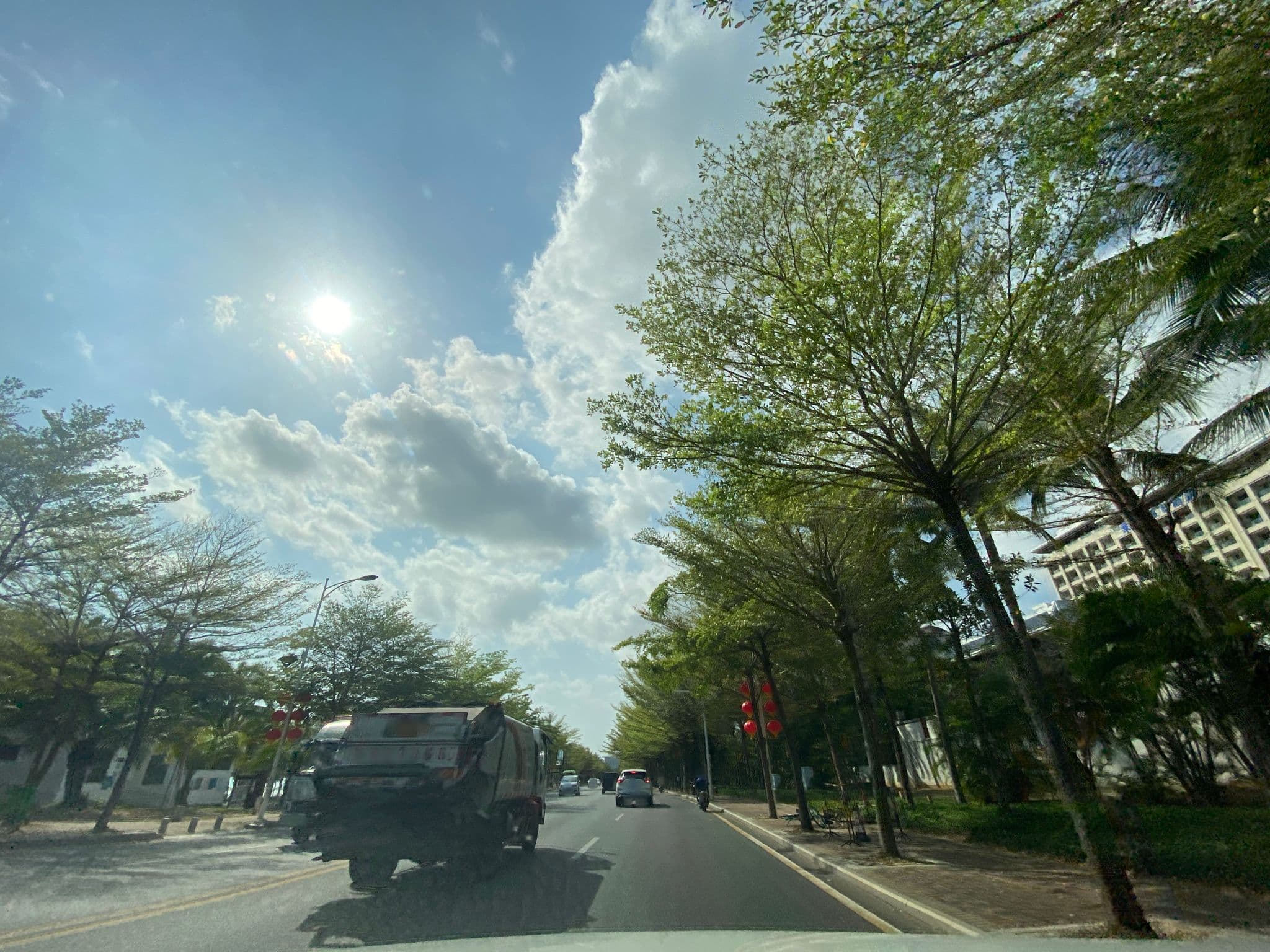 Street view near 三亚深呼吸海景公寓, Sanya — © adirricor (CC BY-SA · Mapillary)