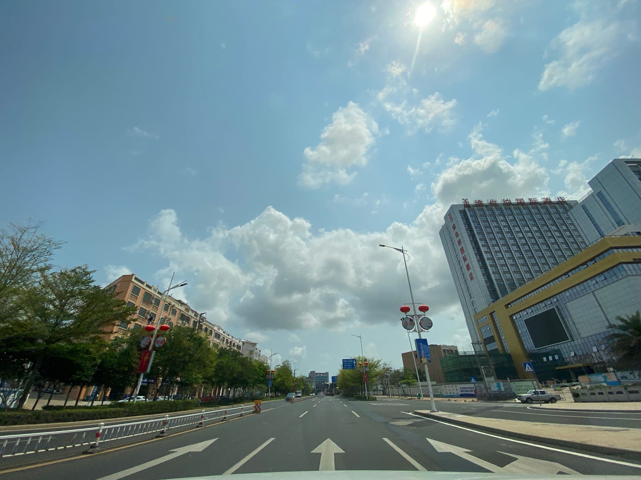 Street view near 燕园大酒店, Wenchang — © adirricor (CC BY-SA · Mapillary)