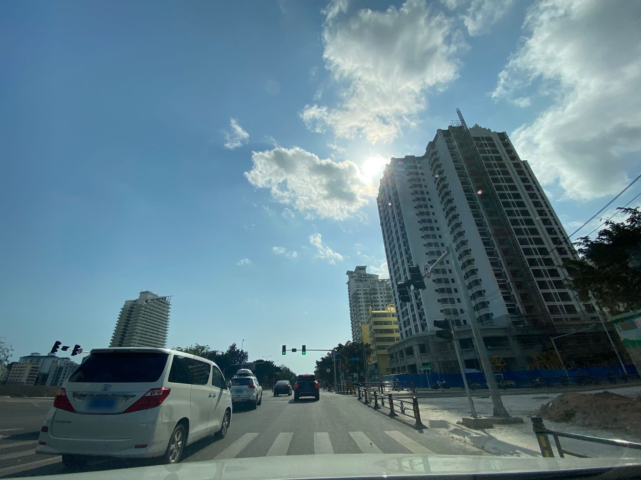 Street view near 三亚金缘海景公寓擎天半岛店, Sanya — © adirricor (CC BY-SA · Mapillary)