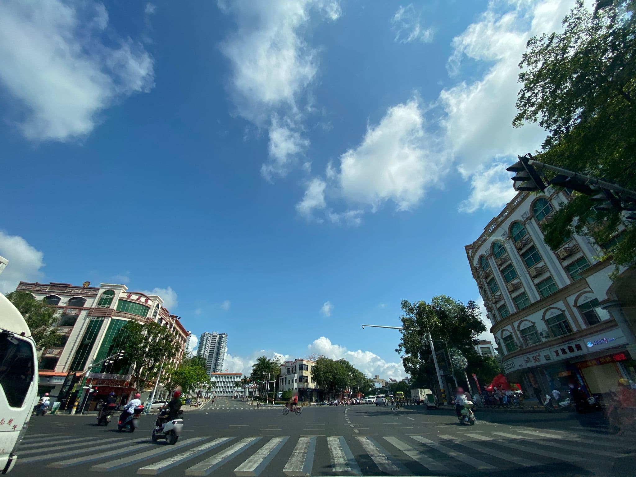 Street view near 瑞祥楼 Ruixiang Bldg.Hotel, Baocheng — © adirricor (CC BY-SA · Mapillary)