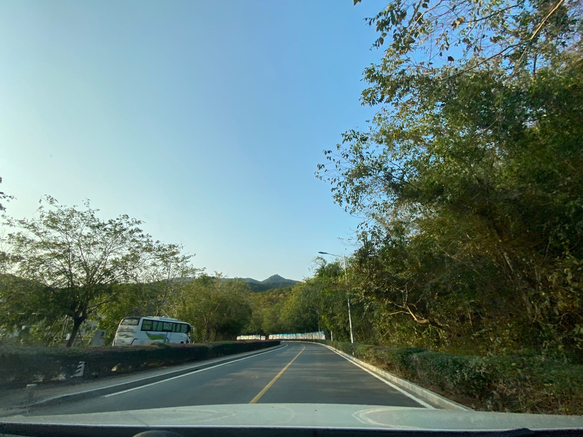 Street view near 亚龙湾星华套房假日酒店, Sanya — © adirricor (CC BY-SA · Mapillary)